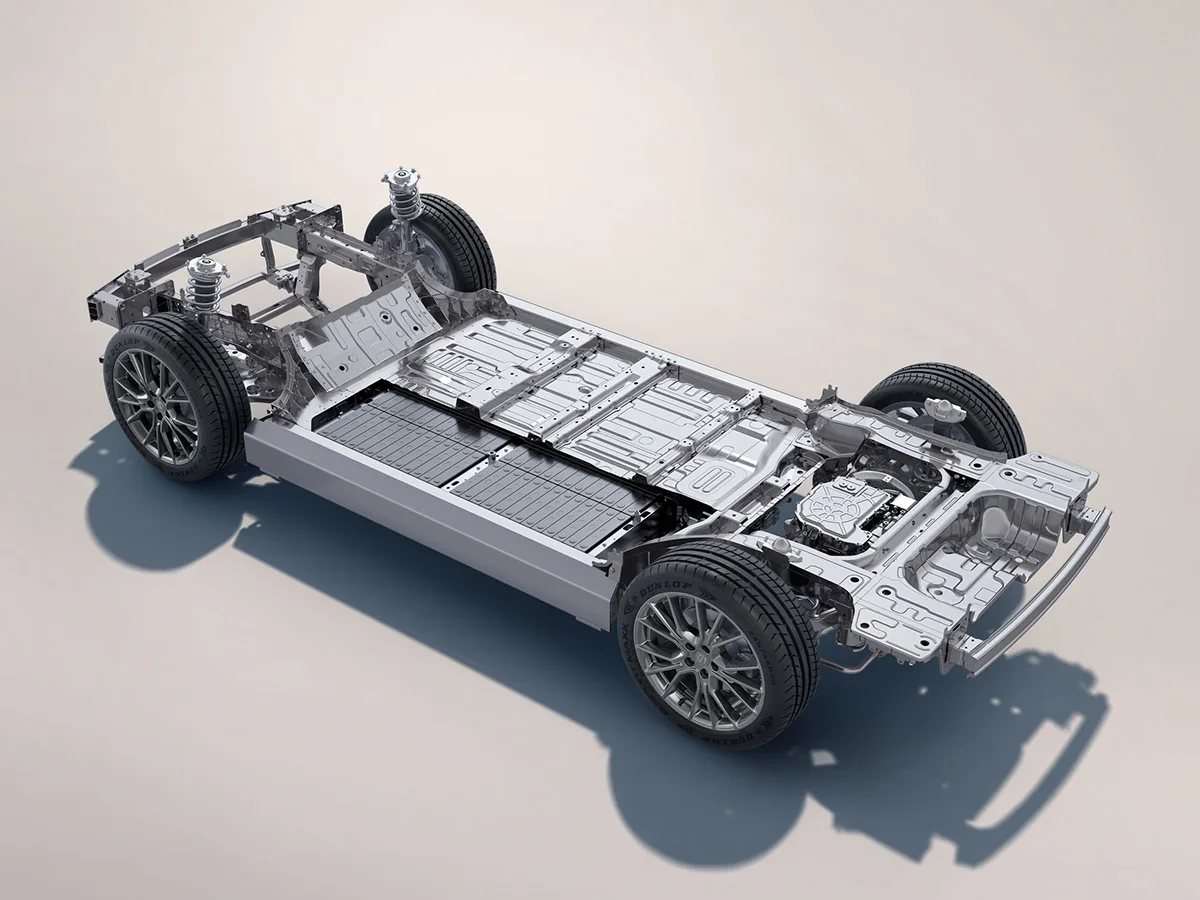 แชสซีของ Leapmotor B10 รุ่น Hybrid EV แสดงแพ็กแบตเตอรี่ใต้พื้น โครงช่วงล่างหน้า และชุดขับเคลื่อนด้านหลัง