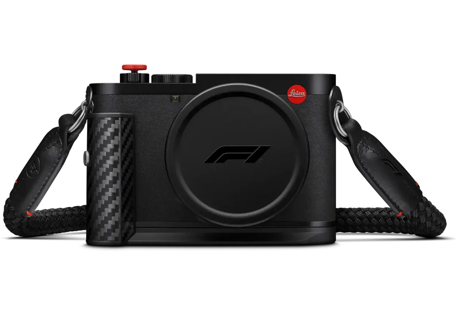 ด้านหน้าของ Leica Q3 43 Formula 1 Edition พร้อมฝาเลนส์ที่มีโลโก้ F1 และสายคล้องแบบเชือกที่มีโลโก้ Leica และ F1