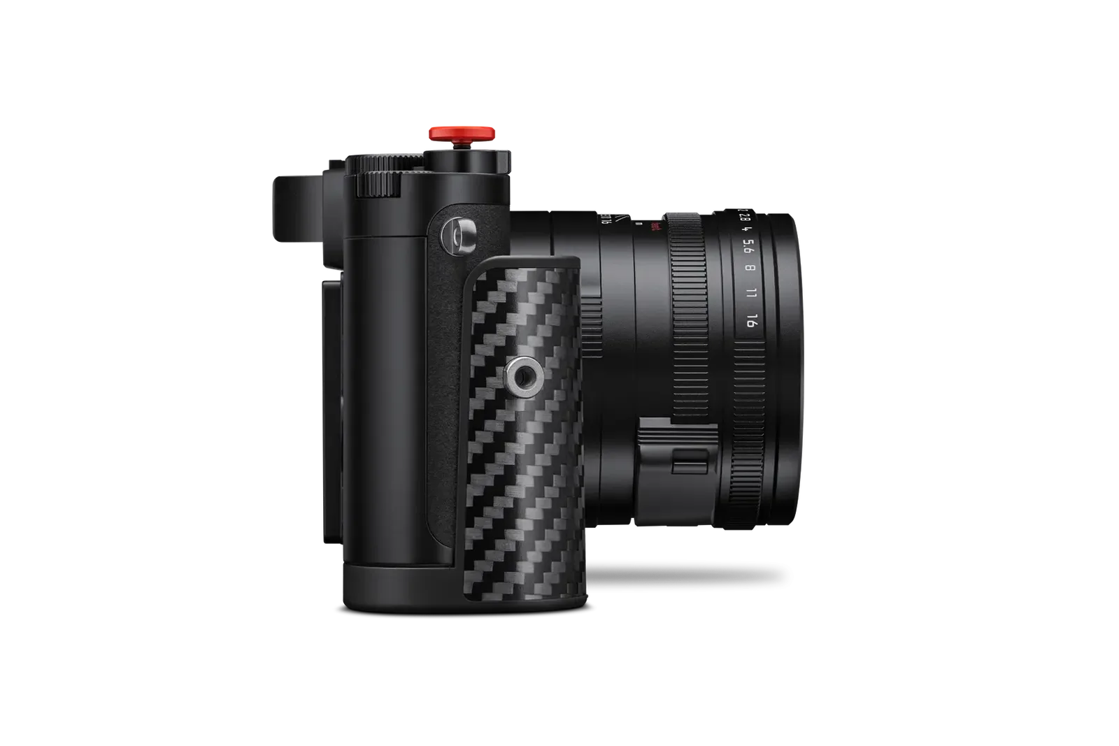 ด้านข้างขวาของ Leica Q3 43 Formula 1 Edition แสดงกริปจับคาร์บอนไฟเบอร์ที่ชาร์จไร้สายได้และผิวหุ้ม Microvelour สีดำ