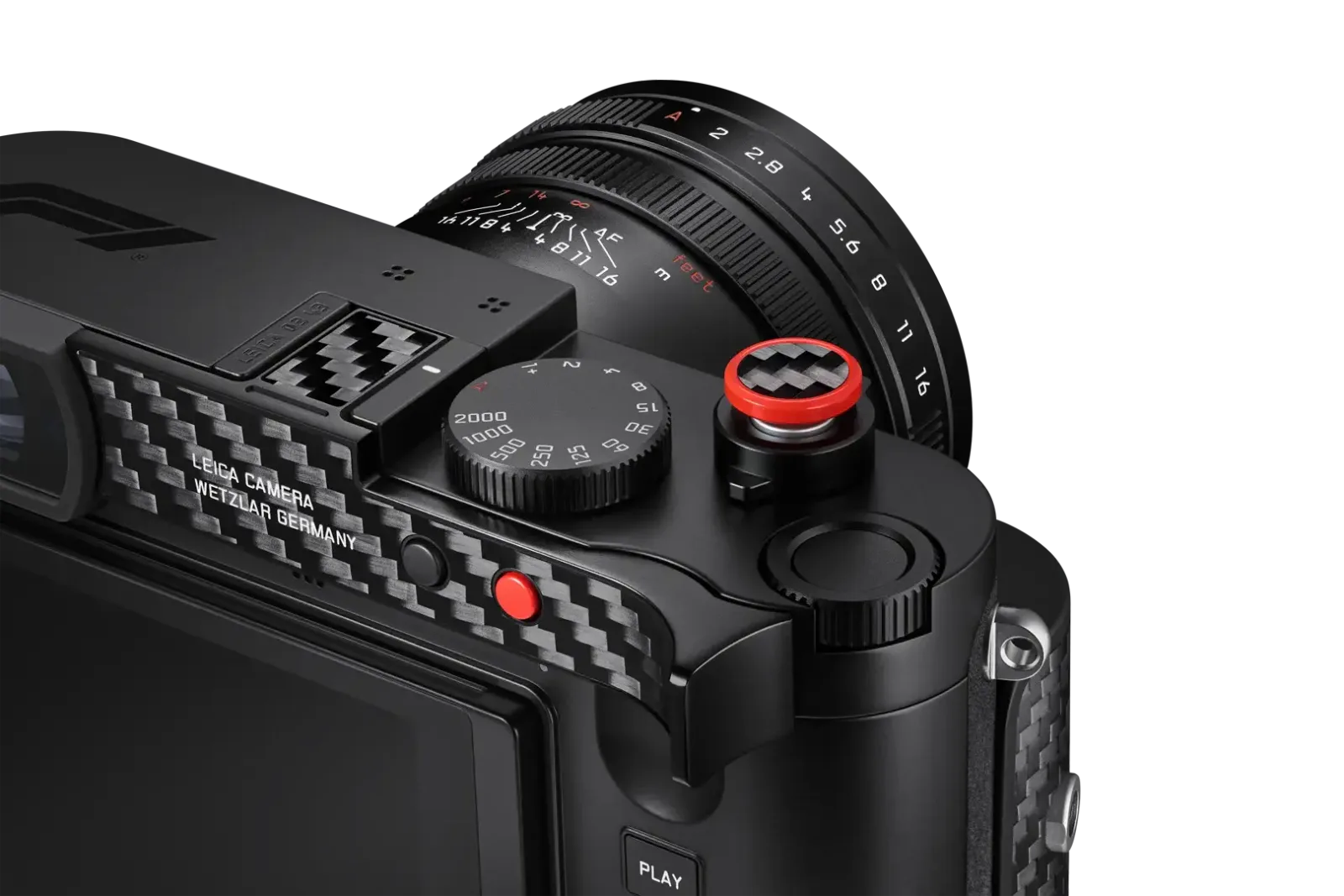 มุมมองด้านบนของ Leica Q3 43 Formula 1 Edition เห็นที่พักนิ้วโป้งคาร์บอนไฟเบอร์ ปุ่มชัตเตอร์ขอบแดง และวงแหวนเลนส์ APO-Summicron 43 f/2