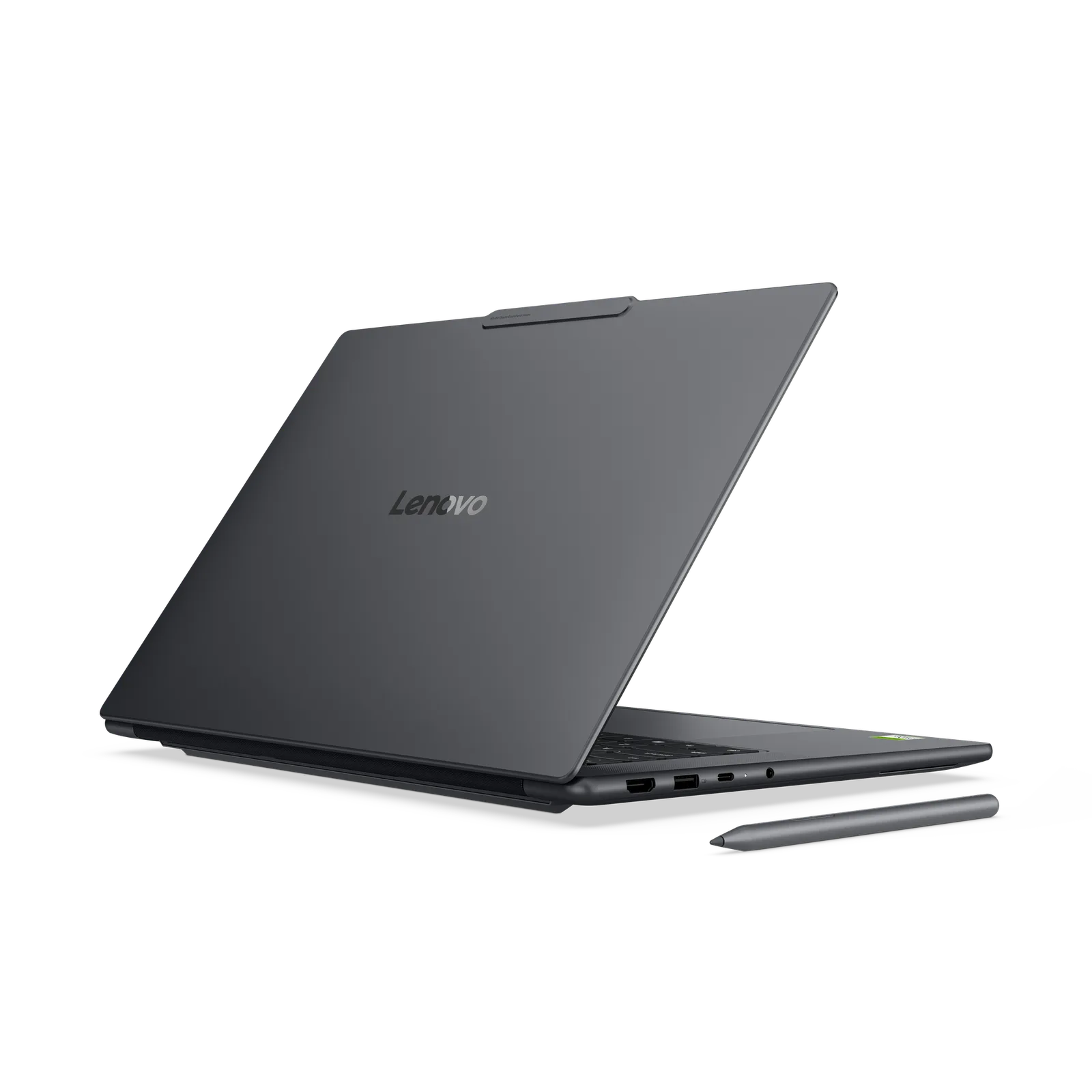 ด้านหลังฝาเครื่อง Lenovo Yoga Pro 9n สีเทาเข้มมุมเฉียง วางคู่กับปากกา Yoga Pen Gen 2