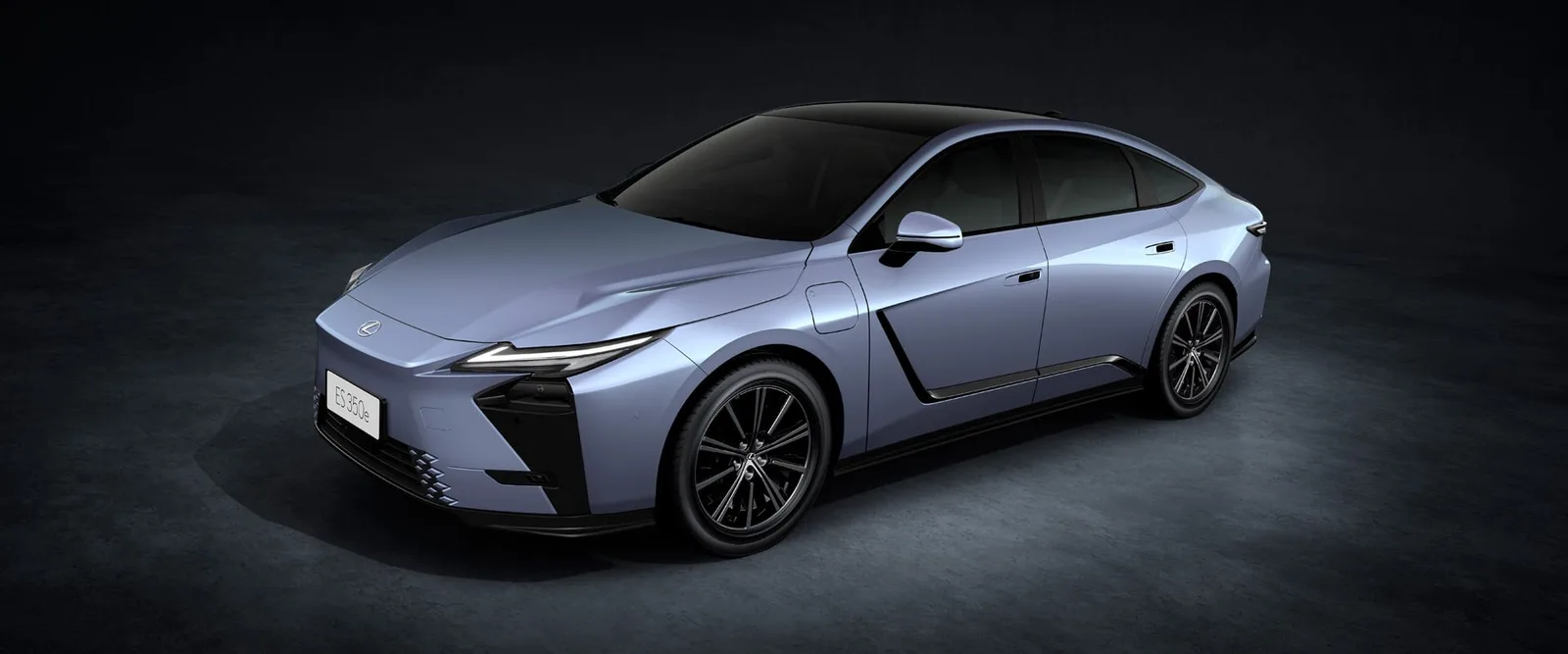 Lexus ES 350e สีฟ้าเงินหลังคาดำ มุมหน้าเฉียงในสตูดิโอ ป้ายด้านหน้าเขียนว่า ES 350e