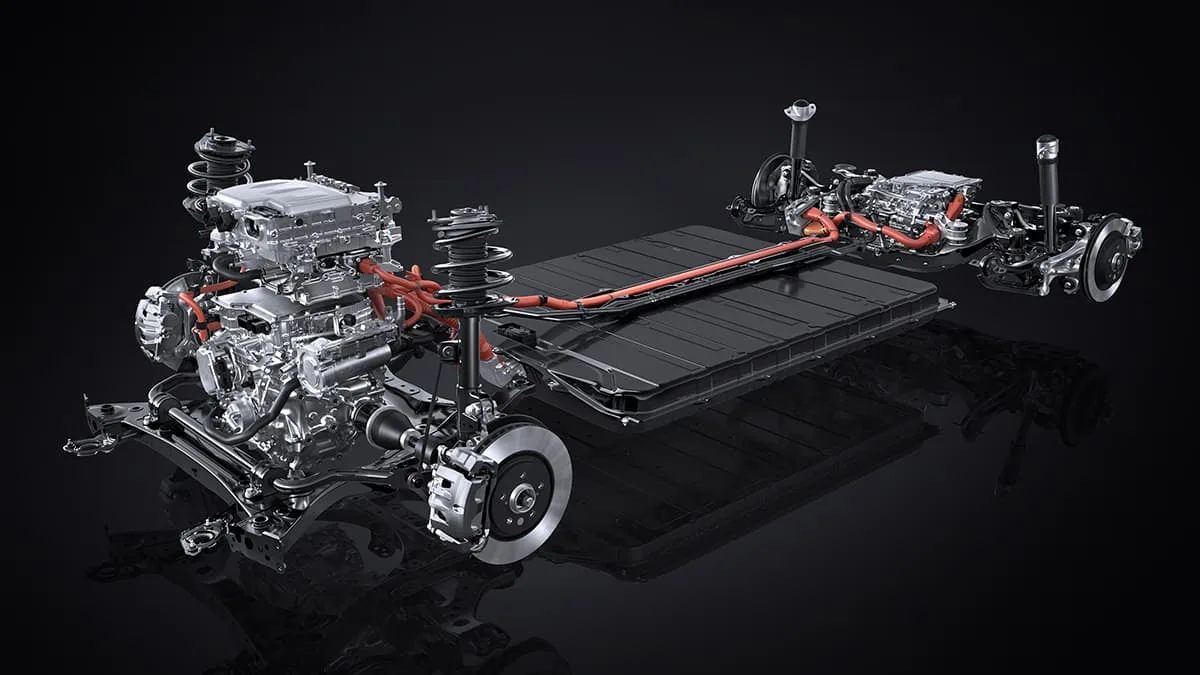 แชสซีของ Lexus RZ ที่ไม่มีตัวถัง แสดงชุดขับเคลื่อนไฟฟ้าหน้าและหลัง ช่วงล่างหน้าแบบสตรัต จานเบรก และแพ็กแบตเตอรี่แบนใต้พื้น