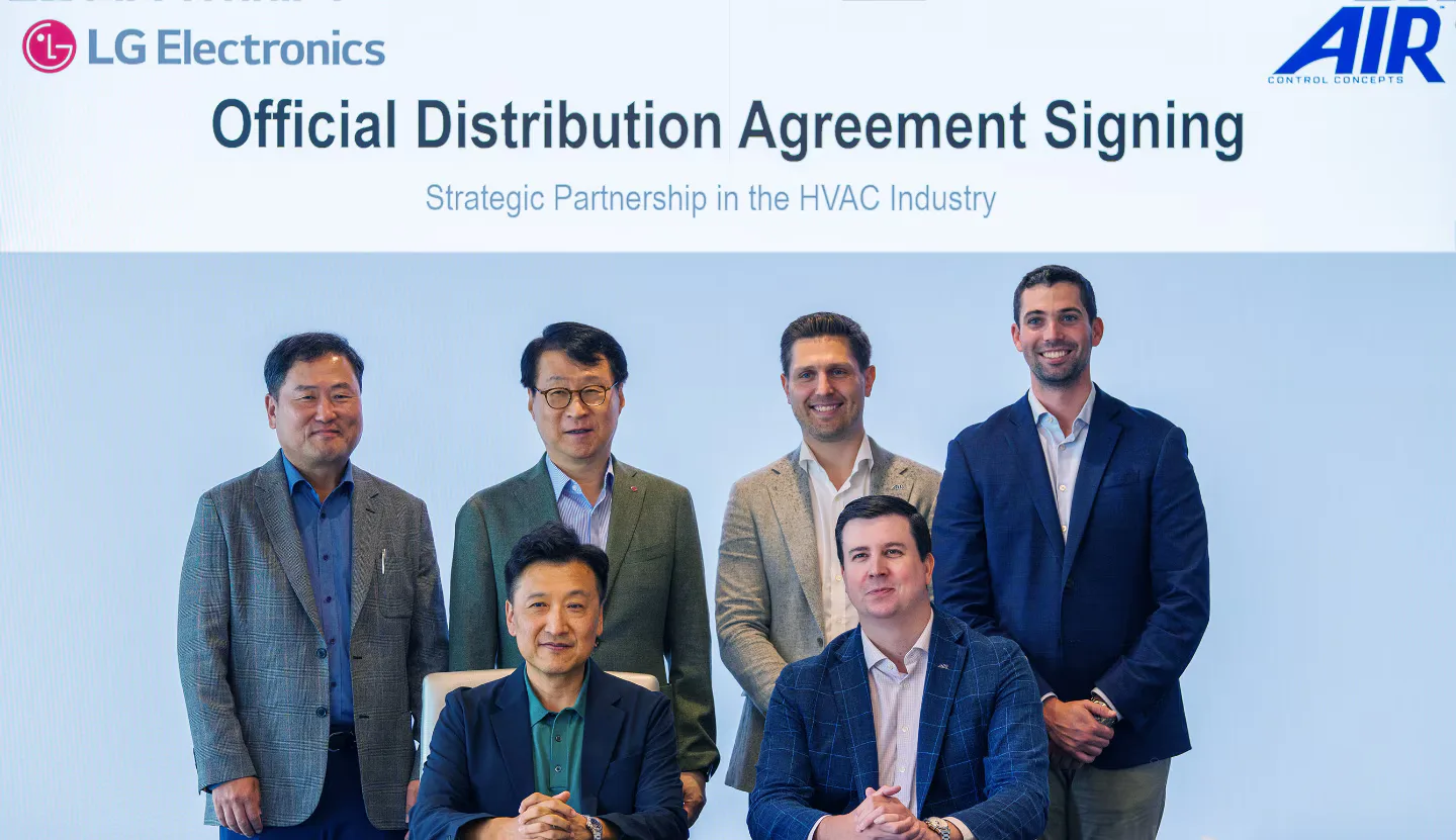 ผู้บริหาร LG Electronics และ AIR Control Concepts ถ่ายภาพร่วมกันหน้าป้าย Official Distribution Agreement Signing