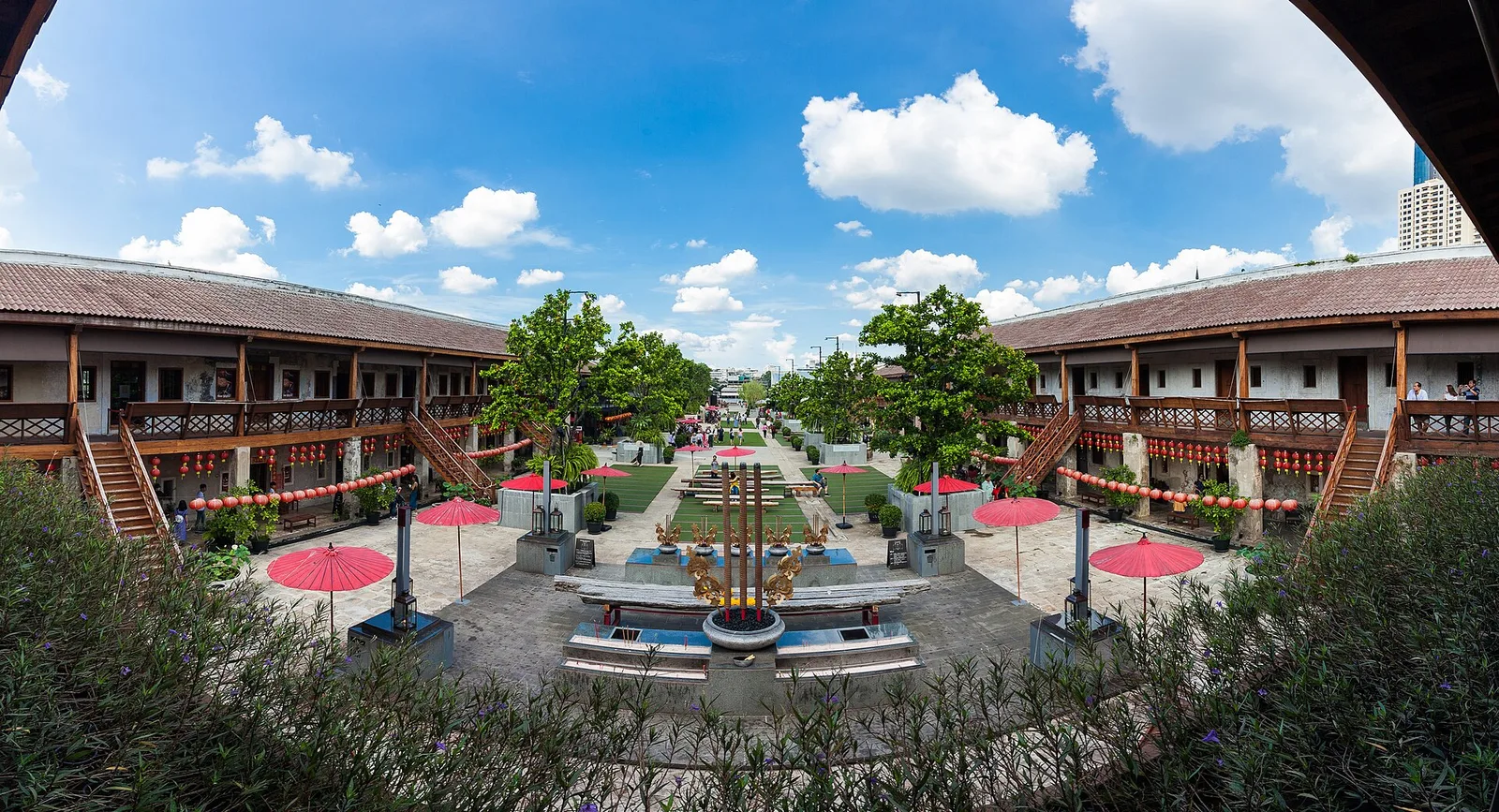 ภาพพาโนรามาของลานกลางล้ง 1919 อาคารสองชั้นโอบลานจากสองด้าน