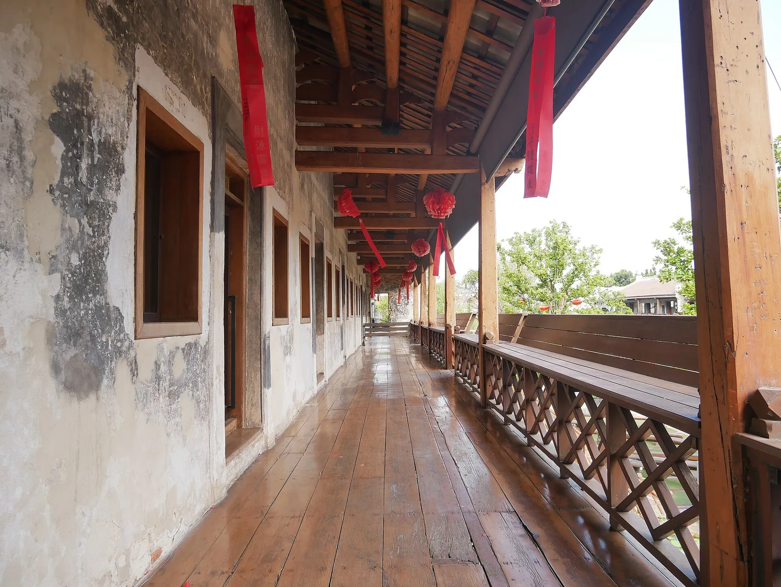 ระเบียงไม้ชั้นบนของล้ง 1919 แขวนโคมแดงเรียงตามชายคา