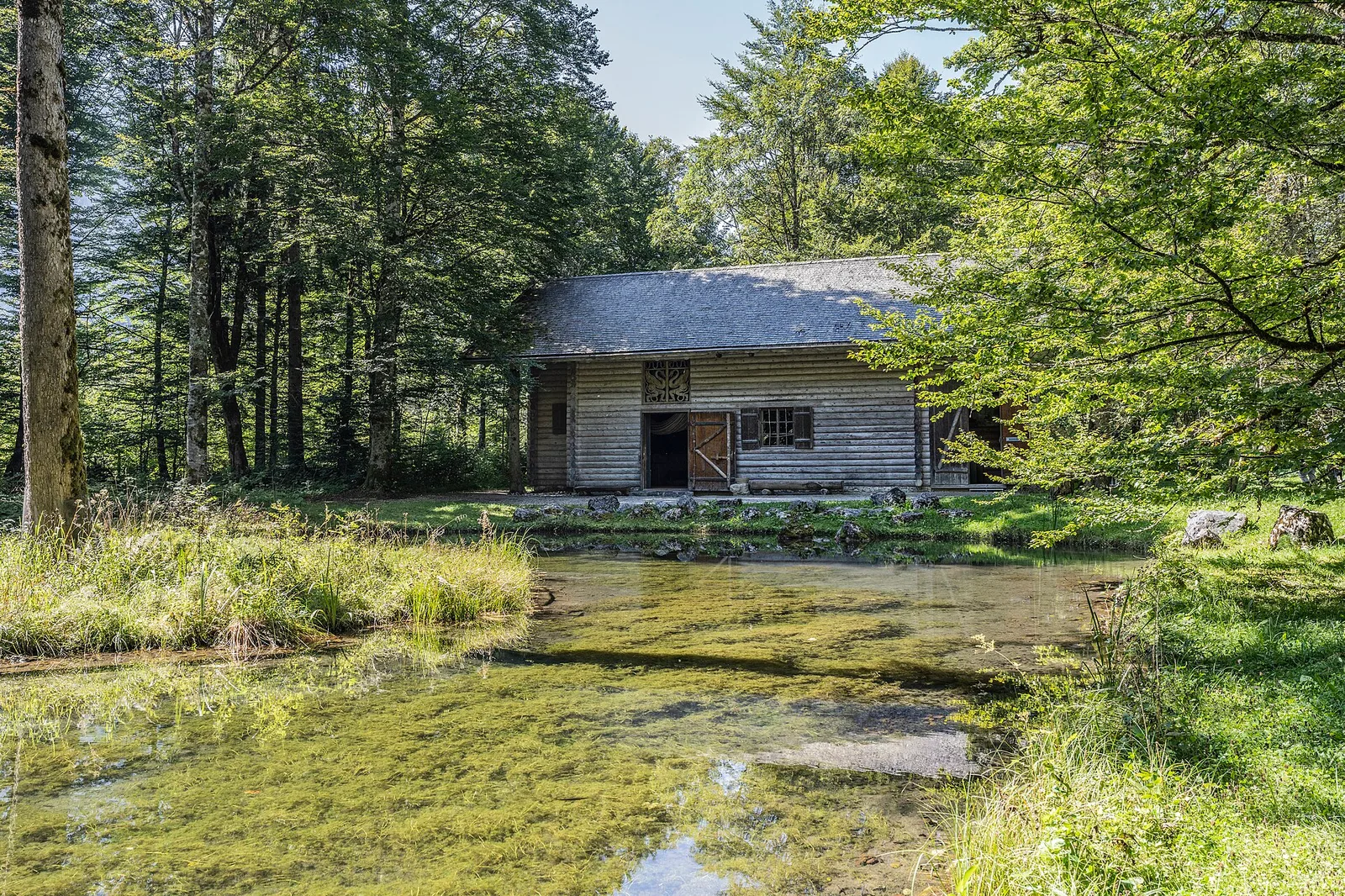 Hunding's Hut (Hundinghütte) ในสวนพระราชวังลินเดอร์ฮอฟ ภาพถ่ายเดือนกันยายน 2023