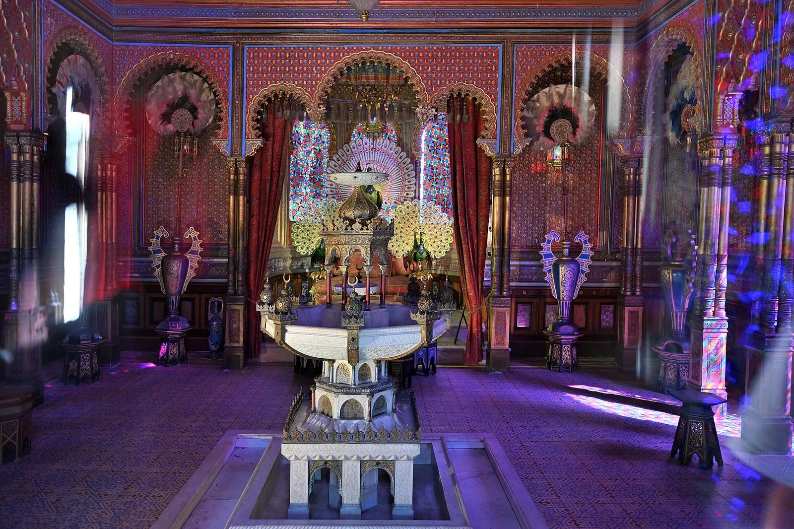 ภายใน Moorish Kiosk ในสวนพระราชวังลินเดอร์ฮอฟ ภาพถ่ายเดือนกันยายน 2023