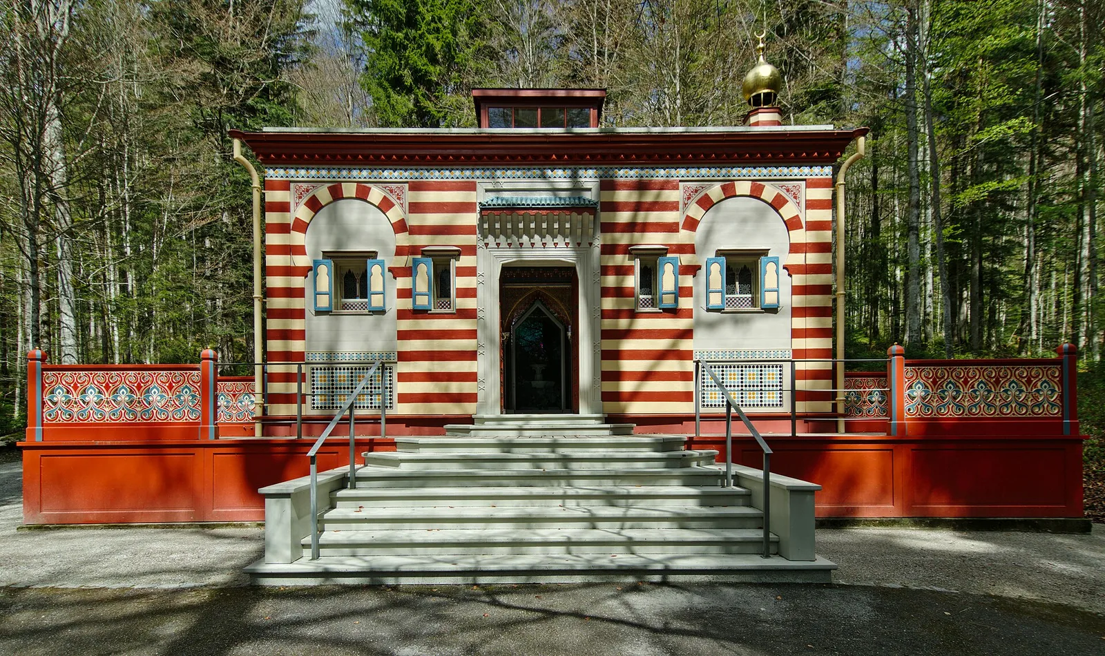 Moroccan House (Marokkanisches Haus) ในสวนพระราชวังลินเดอร์ฮอฟ ภาพถ่ายเดือนพฤษภาคม 2022