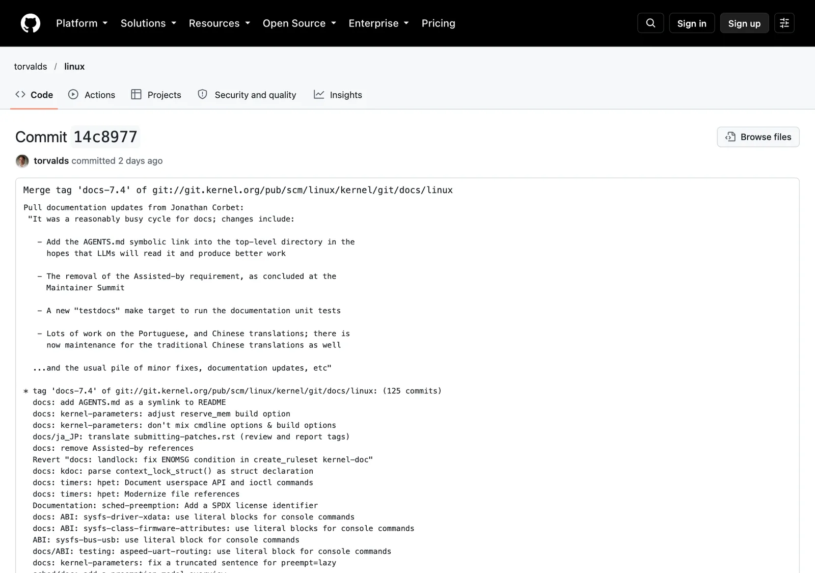 หน้า commit รวม docs-7.4 ของ Linus Torvalds วันที่ 21 ตุลาคม 2026 ระบุการยกเลิกข้อกำหนดแท็ก Assisted-by และการเพิ่ม AGENTS.md