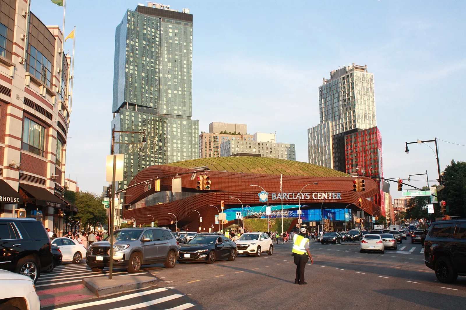 อาคาร Barclays Center ในบรูคลิน นิวยอร์ก สนามนัดชิงชนะเลิศ LoL Worlds 2026 ภาพถ่ายเมื่อมิถุนายน 2024