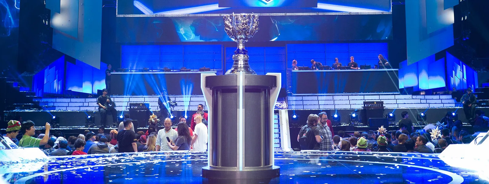 เวทีและถ้วยรางวัลแชมป์โลก ของการแข่งขันชิงแชมป์โลก League of Legends ปี 2013 มีผู้ชมยืนรอบเวที