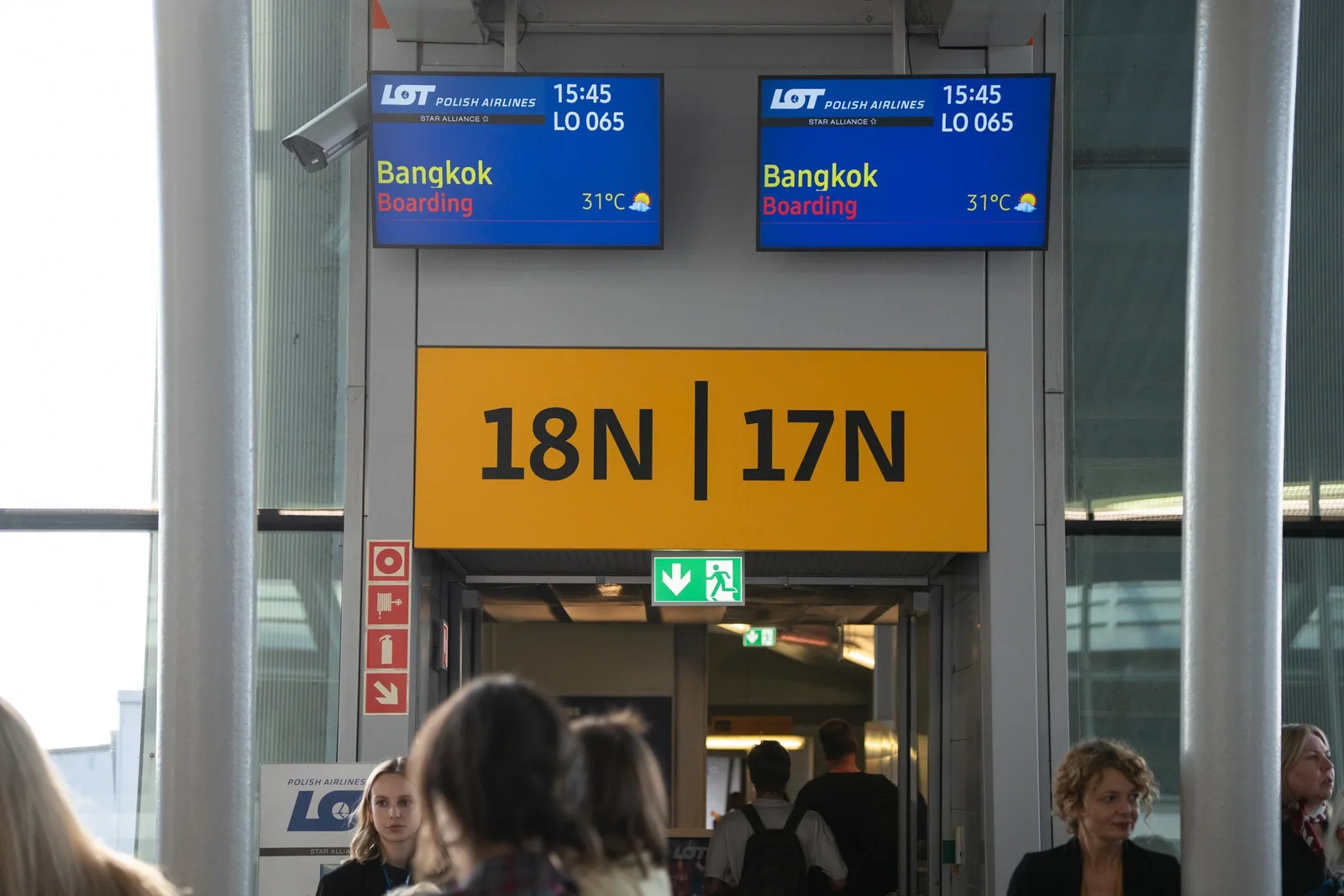 จอประตูขึ้นเครื่อง 17N และ 18N ท่าอากาศยานโชแปง แสดงเที่ยวบิน LO065 ของ LOT Polish Airlines ไปกรุงเทพฯ เวลา 15:45 น.