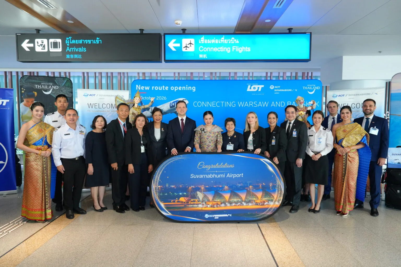 ททท. ผู้บริหาร LOT Polish Airlines และท่าอากาศยานสุวรรณภูมิ ถ่ายภาพหน้าป้าย New route opening Connecting Warsaw and Bangkok