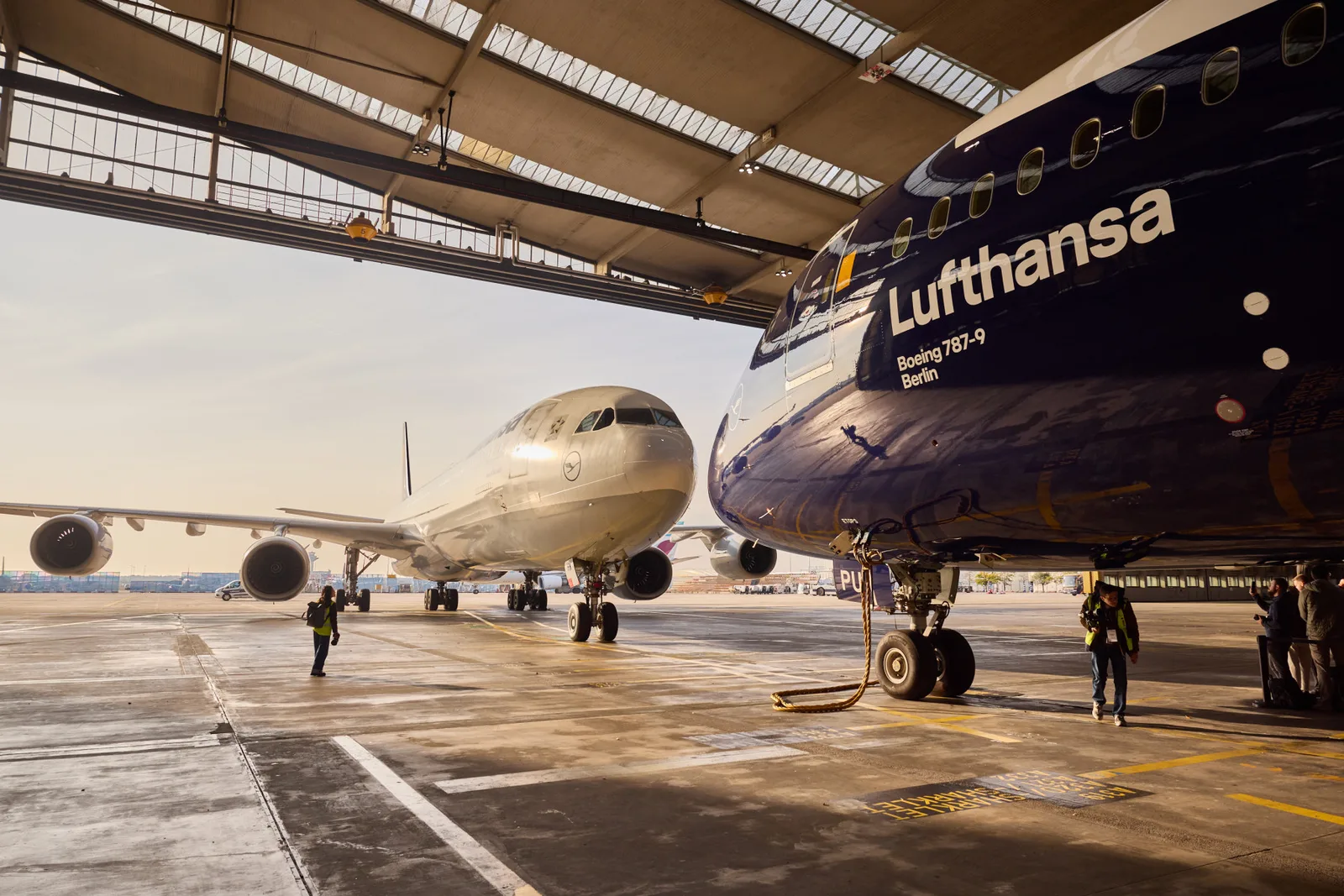 เครื่องบิน Airbus A340-600 ของ Lufthansa ที่แฟรงก์เฟิร์ต วันปลดระวางลำสุดท้าย 19 ตุลาคม 2026 ด้านหน้าเป็น Boeing 787-9 ลายสีน้ำเงินเข้ม