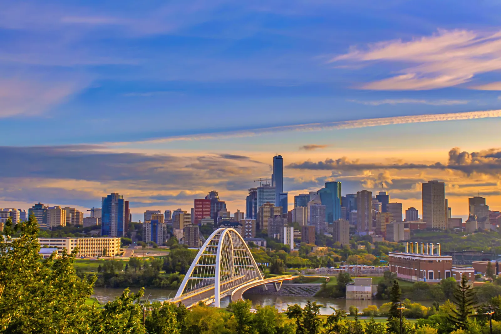 ทิวทัศน์เมือง Edmonton รัฐอัลเบอร์ตา แคนาดา ยามเย็น ปลายทางใหม่ของ Discover Airlines จากแฟรงก์เฟิร์ตในตาราง Lufthansa Summer 2027