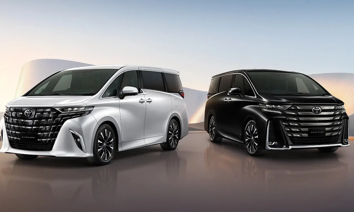 Toyota Alphard สีขาวและ Toyota Vellfire สีดำ รุ่นไฮบริด HEV ที่โตโยต้าขายในไทย