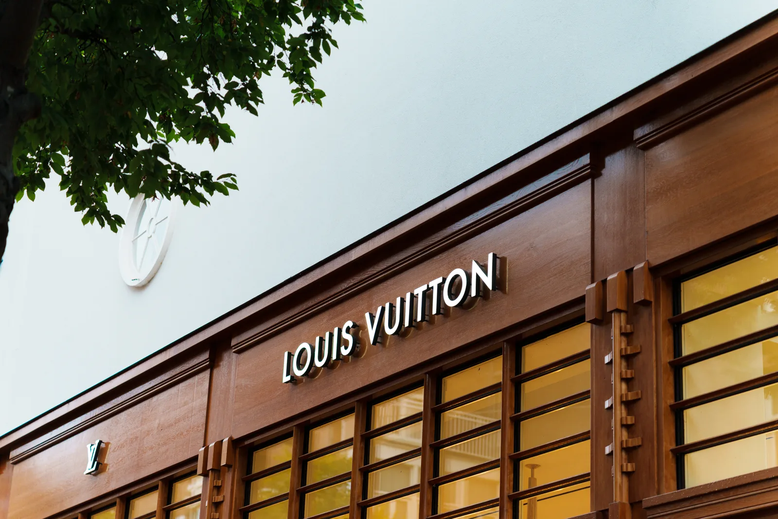 ป้าย Louis Vuitton บนหน้าร้านถนน P.C. Hooftstraat อัมสเตอร์ดัม แบรนด์หลักในกลุ่มแฟชั่นและเครื่องหนังของ LVMH ไตรมาส 3 ที่รายได้ลดลง