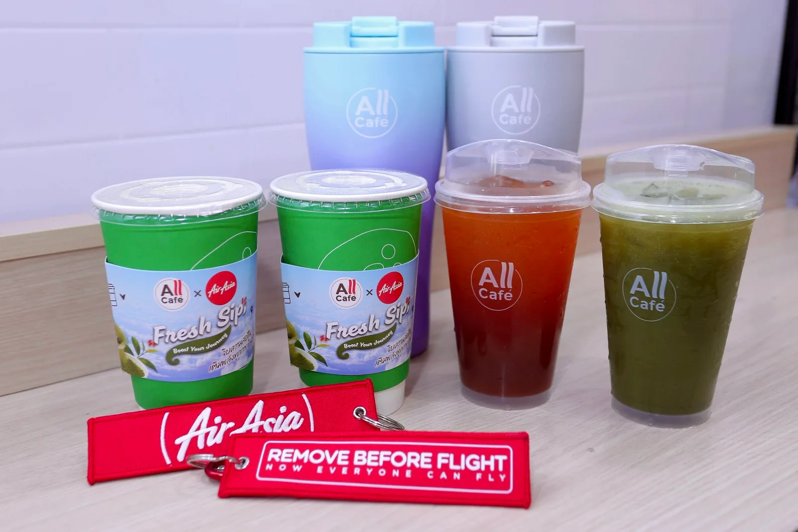 เครื่องดื่ม All Café 2 เมนู แก้ว Tumbler รุ่นพิเศษ และพวงกุญแจ AirAsia Remove Before Flight