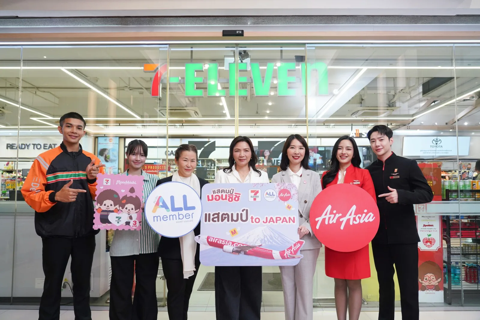 งานเปิดตัวแคมเปญแสตมป์ to JAPAN ของเซเว่น อีเลฟเว่นและแอร์เอเชีย หน้าร้านเซเว่น อีเลฟเว่น พร้อมป้ายแคมเปญ ป้าย ALL member และป้ายแอร์เอเชีย