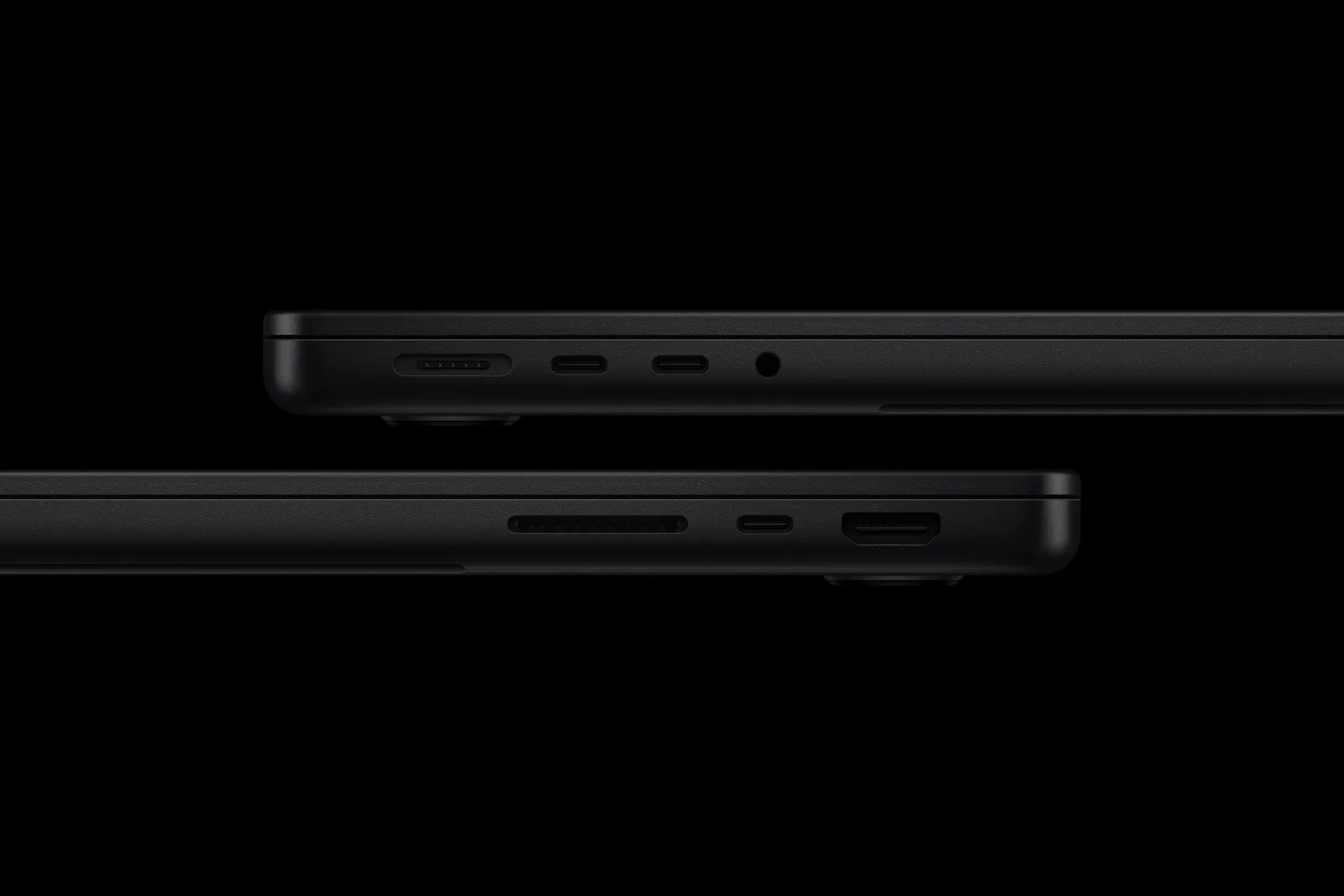 พอร์ตสองฝั่งของ MacBook Pro 14 นิ้ว ชิป M6 สีดำสเปซแบล็ค