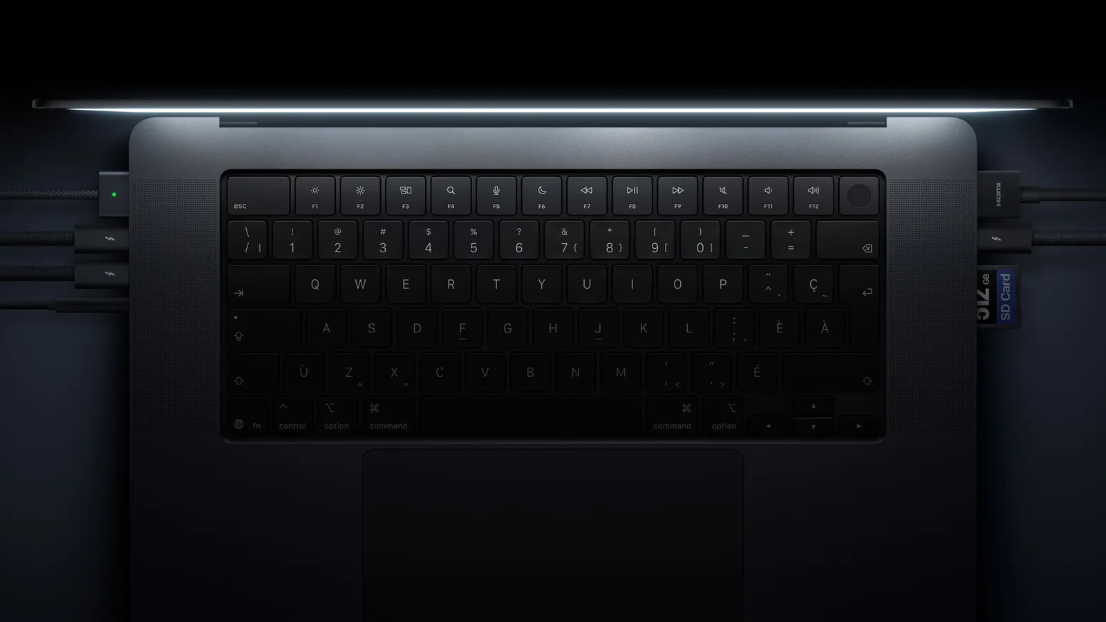 ภาพการเชื่อมต่อของ MacBook Pro จอ PROLED XDR