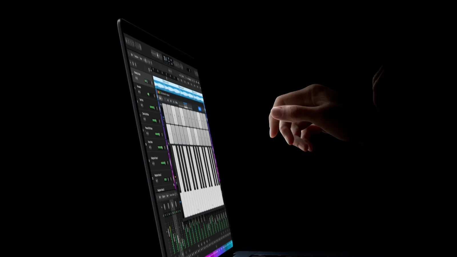 นิ้วมือสองข้างเล่นคีย์บอร์ดซอฟต์แวร์ใน Logic Pro บนหน้าจอ MacBook Pro