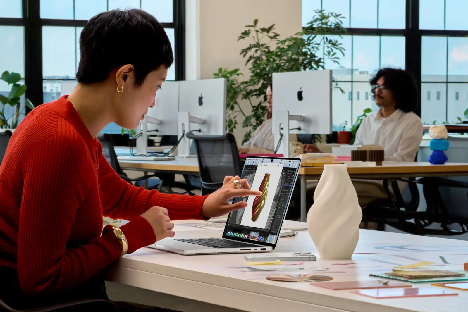 MacBook Pro จอสัมผัส: ผู้ใช้ในสำนักงานแตะหน้าจอ MacBook Pro พร้อมจอภาพ PROLED XDR