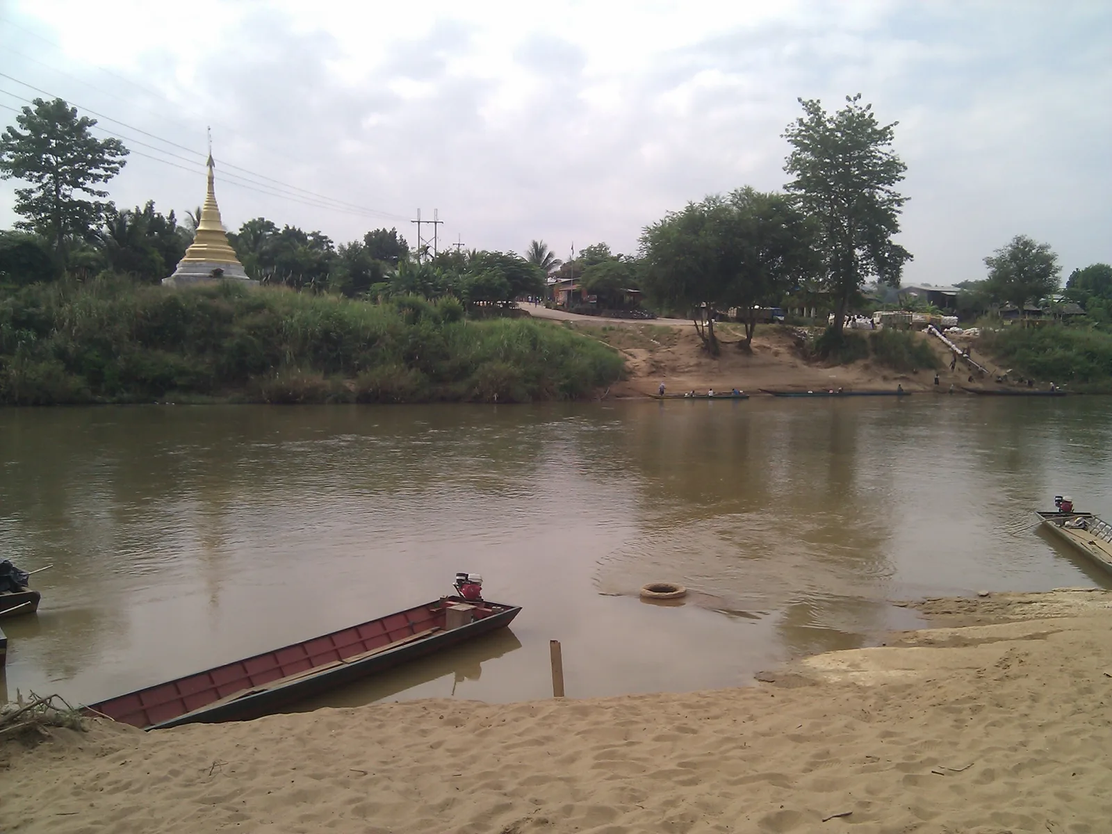 แม่น้ำเมยในพื้นที่ชายแดนไทย-เมียนมา