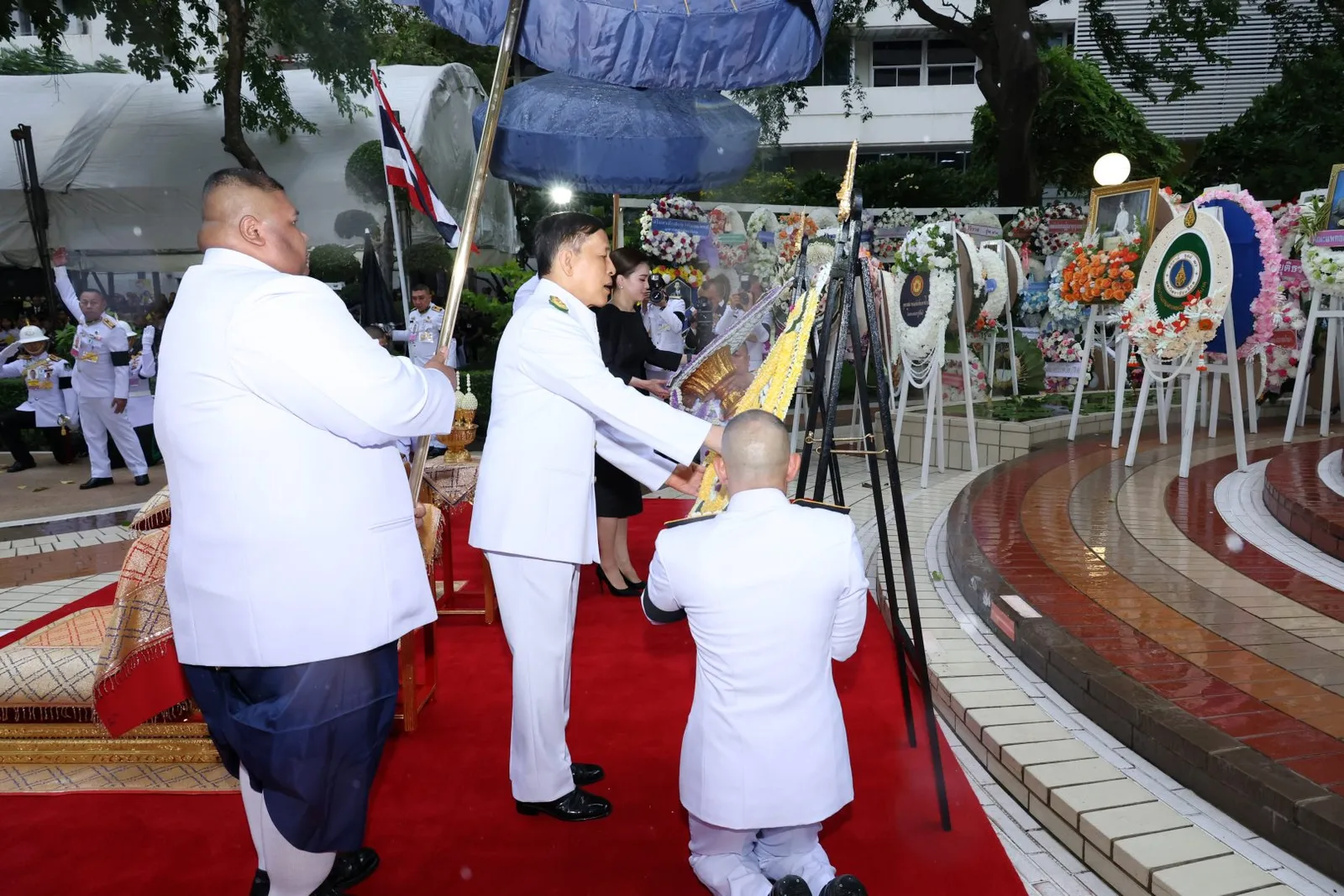 ภาพข่าวพระราชกรณียกิจ วันที่ 24 กันยายน 2569 พวงมาลาบนขาตั้ง ณ โรงพยาบาลศิริราช