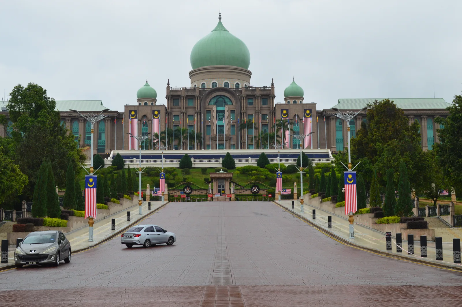 อาคารเปอร์ดานาปุตรา ที่ทำการของนายกรัฐมนตรีมาเลเซีย ในปุตราจายา