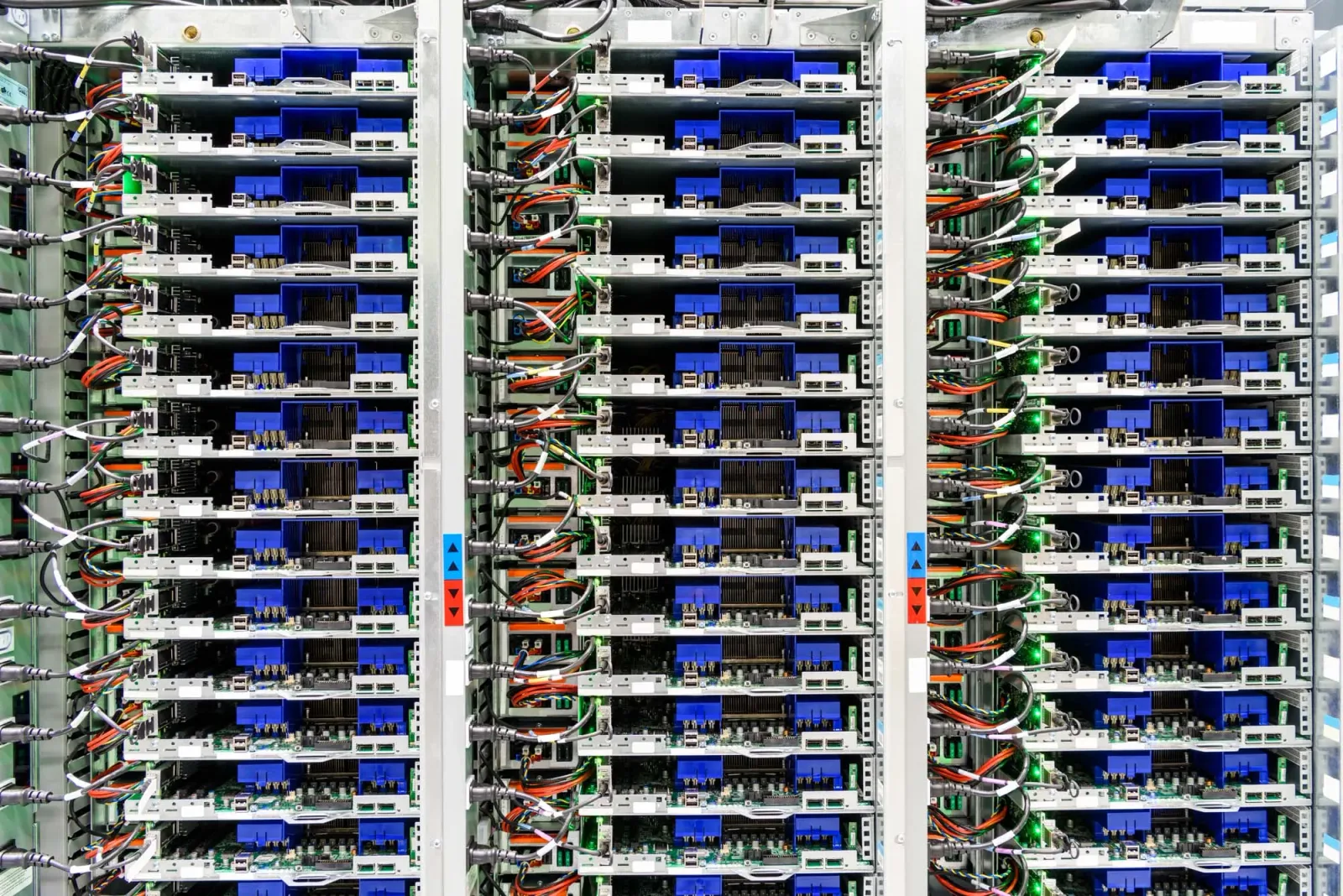 ตู้เซิร์ฟเวอร์ในศูนย์ข้อมูล Eemshaven ประเทศเนเธอร์แลนด์ ของ Google