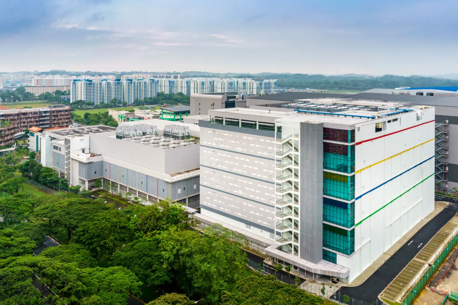 อาคารศูนย์ข้อมูลหลายชั้นของ Google ในสิงคโปร์