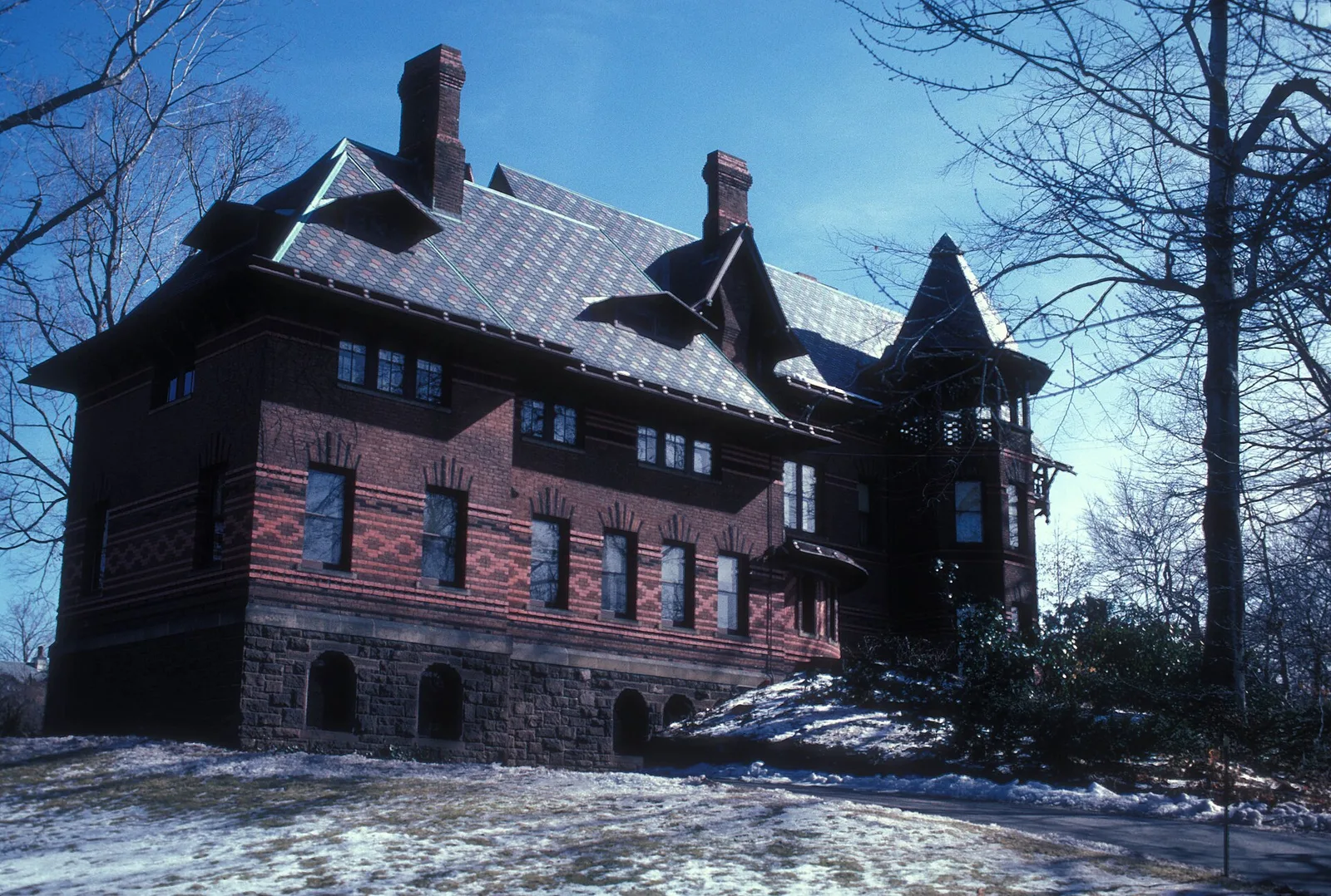 บ้าน Mark Twain ผนังอิฐแดงและหลังคาหินชนวน ภาพถ่ายปี 1970