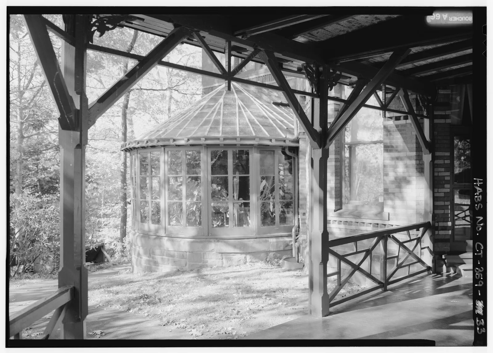 ห้องกระจกของบ้าน Mark Twain มองจากดาดฟ้าระเบียงชั้นล่าง ภาพจาก Historic American Buildings Survey