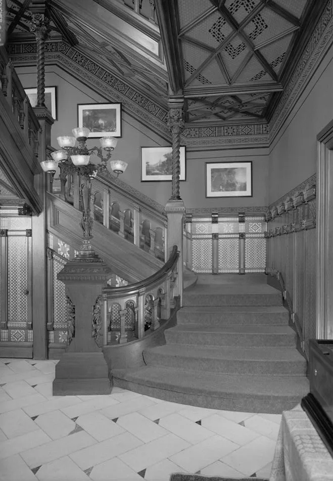 โถงทางเข้าและบันไดไม้แกะสลักของบ้าน Mark Twain ภาพจาก Historic American Buildings Survey ถ่ายโดย Jack E. Boucher ปี 1995