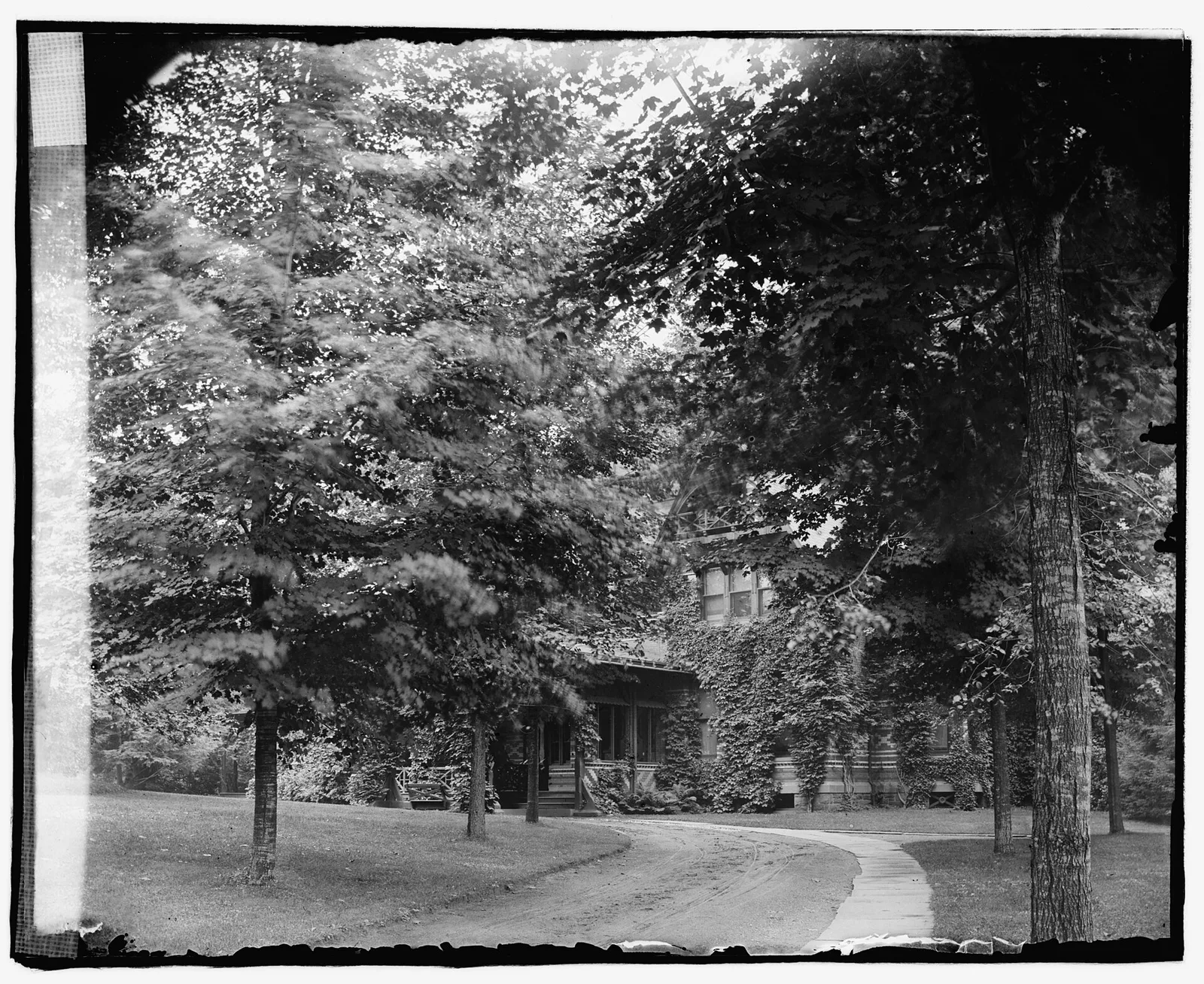 ภาพเก่าของบ้าน Mark Twain ที่ฮาร์ตฟอร์ดท่ามกลางต้นไม้ จาก National Photo Company คอลเลกชันหอสมุดรัฐสภาสหรัฐฯ