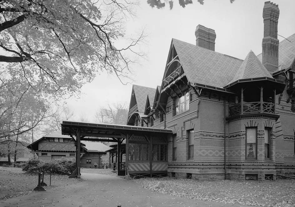 ซุ้มจอดรถม้า (porte-cochère) ของบ้าน Mark Twain ภาพจาก HABS ถ่ายโดย Jack E. Boucher ปี 1995