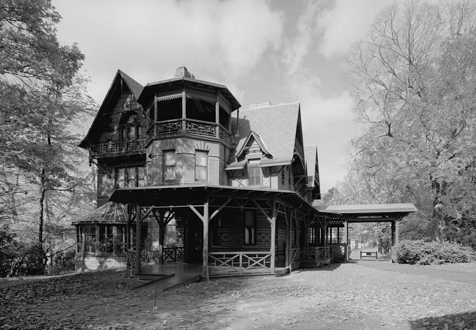 ด้านใต้และด้านตะวันออกของบ้าน Mark Twain ภาพจาก HABS ถ่ายโดย Jack E. Boucher ปี 1995