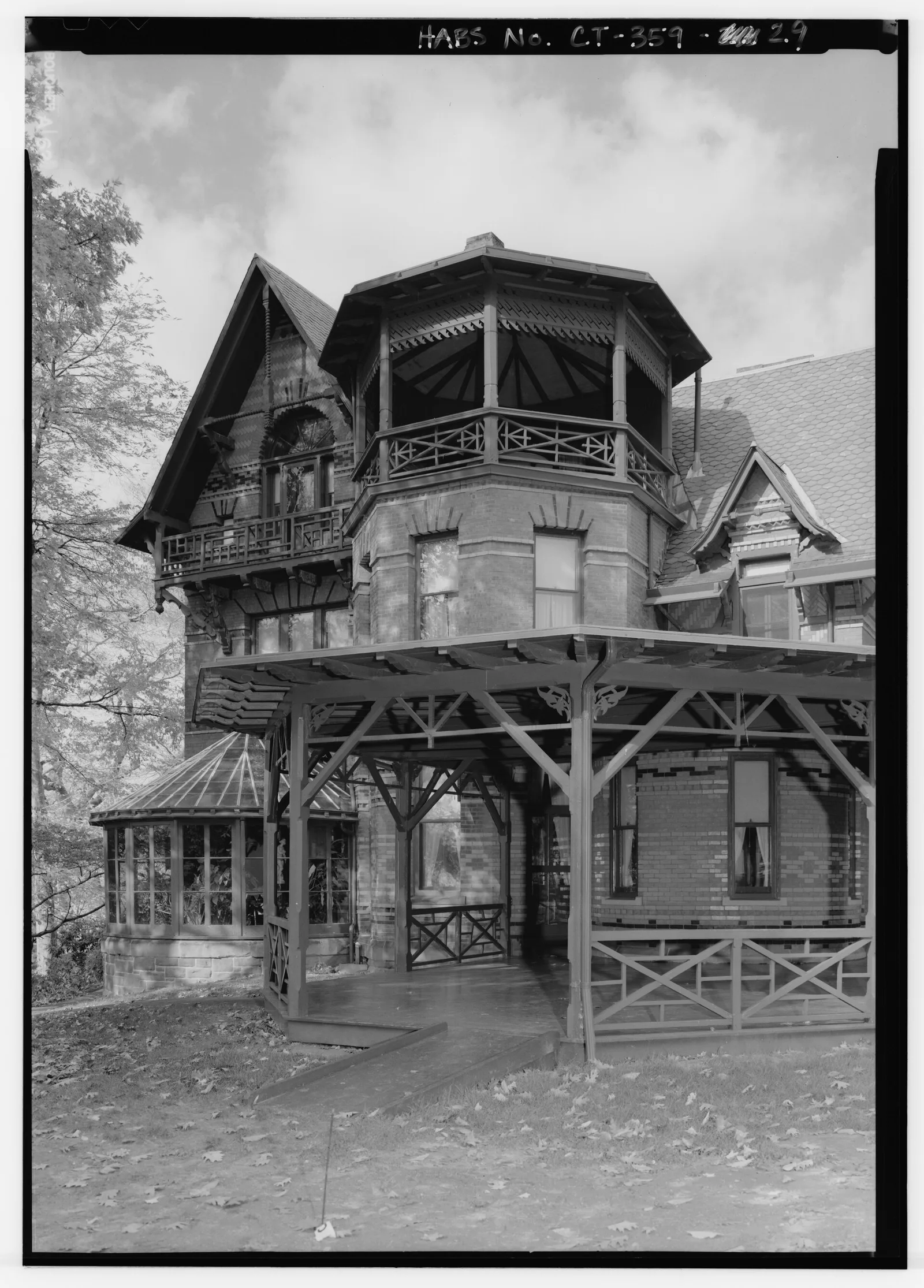 ส่วนหอคอยด้านใต้ ระเบียง และห้องกระจกของบ้าน Mark Twain ภาพจาก Historic American Buildings Survey