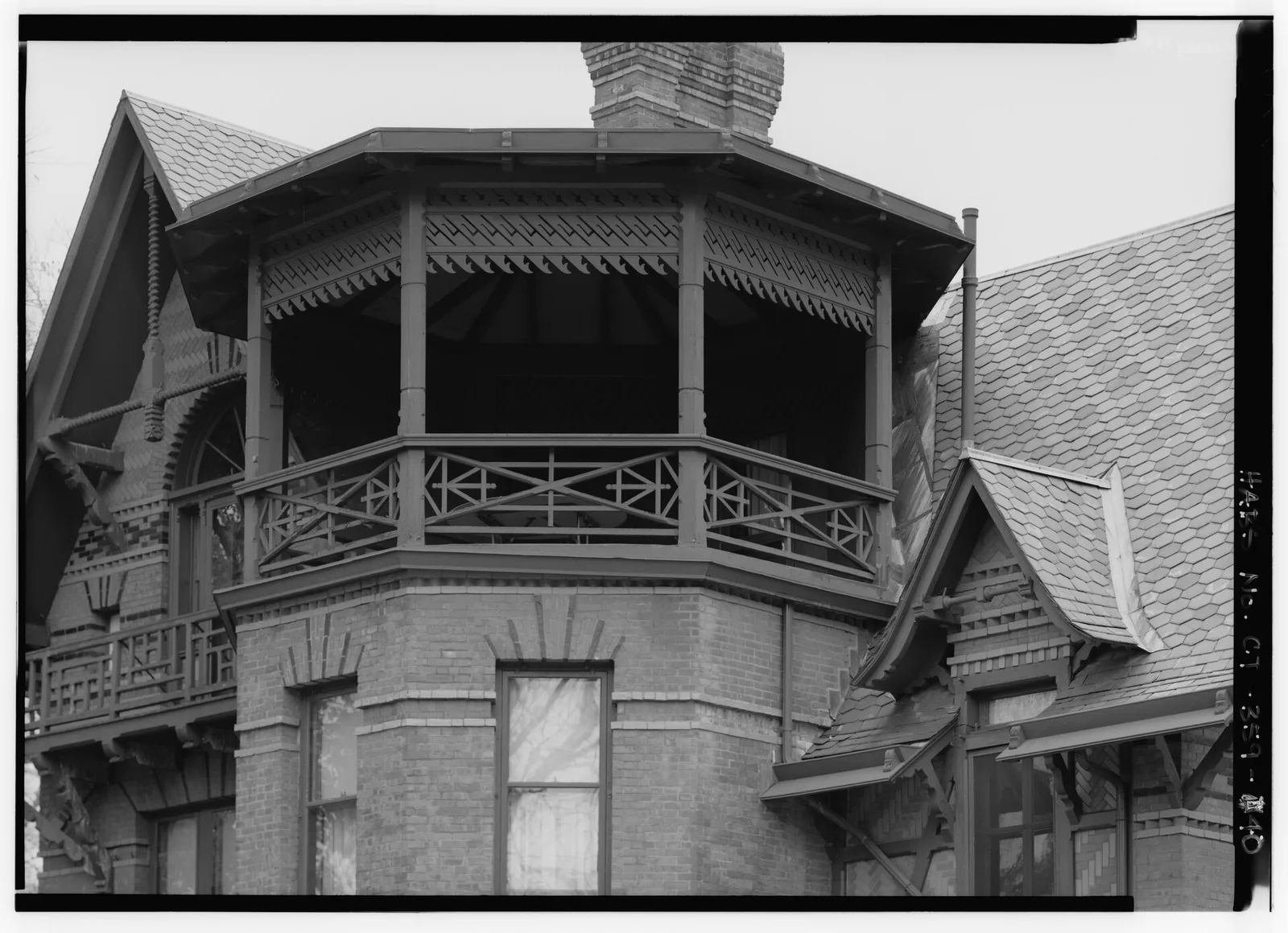 ระเบียงชั้นสามและหอคอยของบ้าน Mark Twain ภาพจาก Historic American Buildings Survey