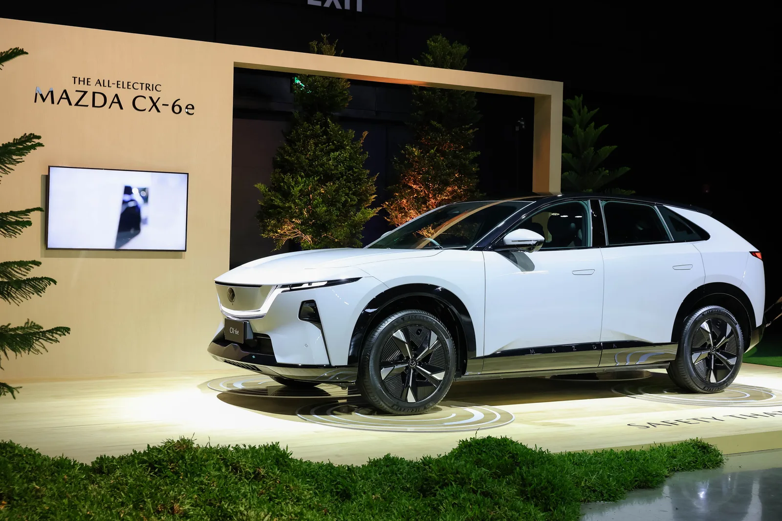 Mazda CX-6e สีขาวมุมด้านหน้าเฉียง จอดในโซนจัดแสดงของงานเปิดตัว