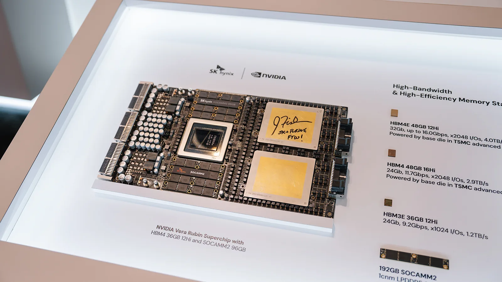 ซูเปอร์ชิป NVIDIA Vera Rubin ที่ติดหน่วยความจำ HBM4 แบบ 12 ชั้น 36GB และ SOCAMM2 96GB ของ SK hynix วางข้างตัวอย่าง HBM4E, HBM4 และ HBM3E ในบูธงาน TSMC OIP