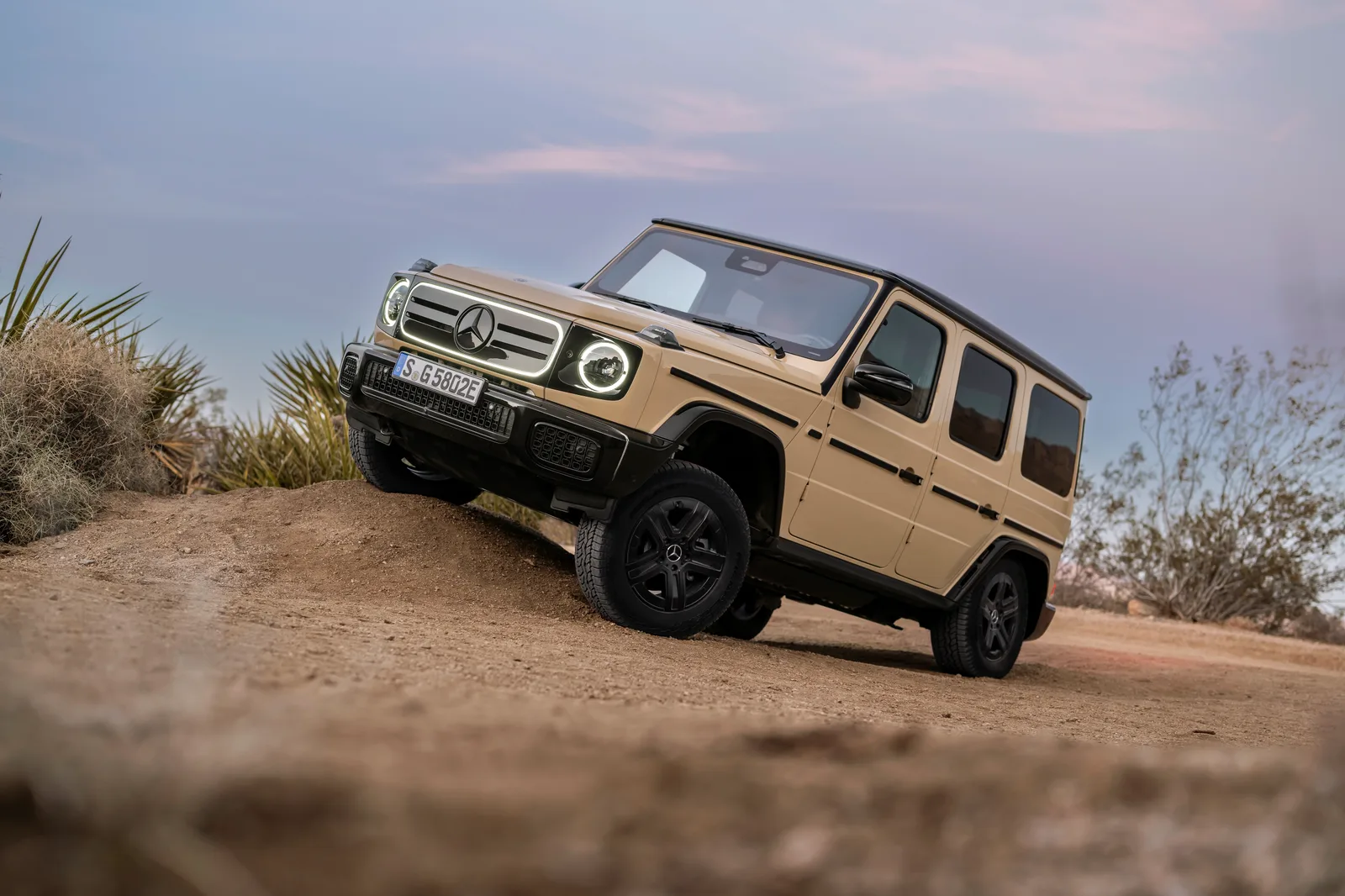 Mercedes-Benz G 580 with EQ Technology สีทรายไต่เนินดิน ล้อหน้ายกขึ้นจากพื้น