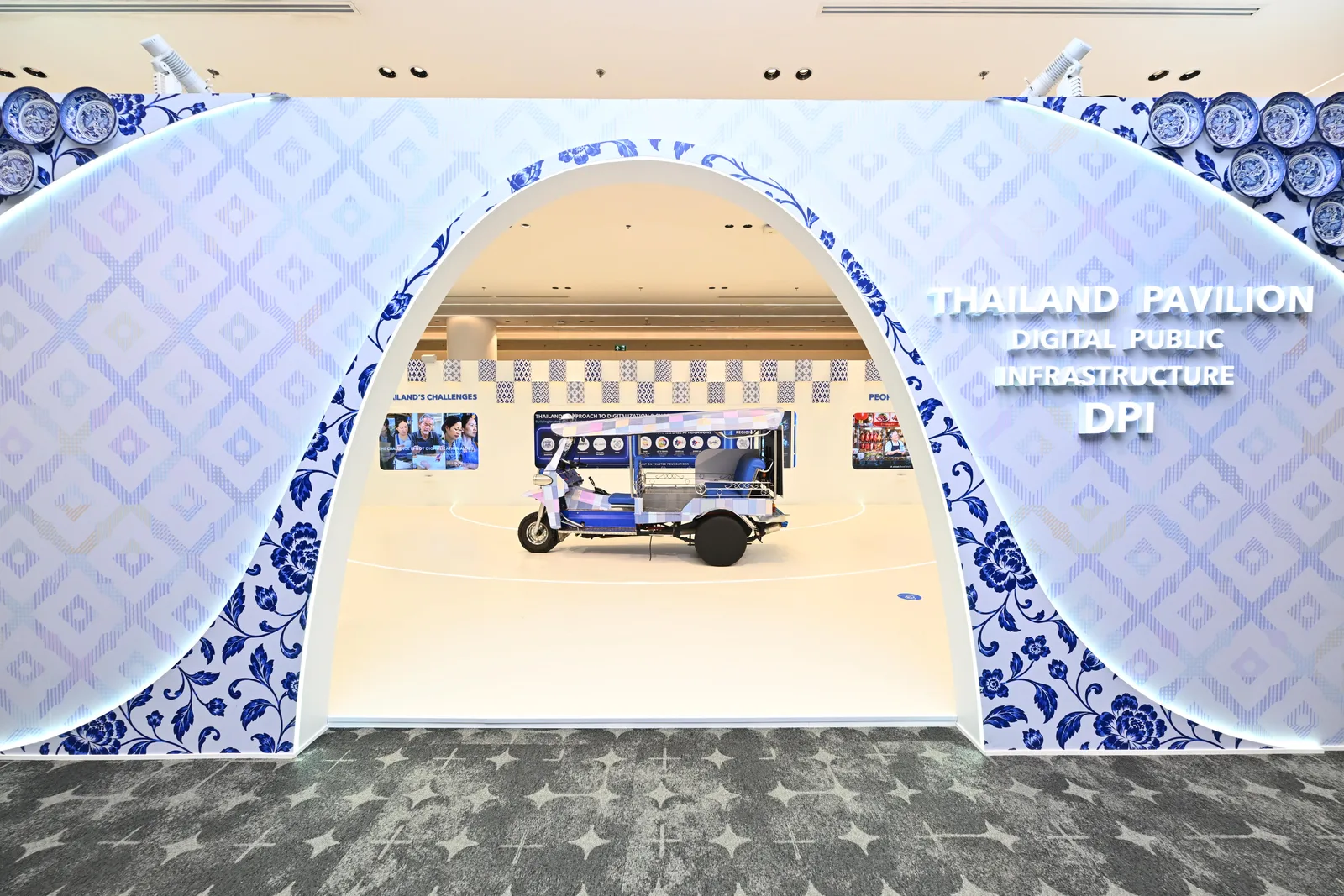 ทางเข้า Thailand Pavilion ภายในศูนย์การประชุมแห่งชาติสิริกิติ์ ป้ายระบุ Digital Public Infrastructure (DPI) มีรถตุ๊กตุ๊กจัดแสดงด้านใน