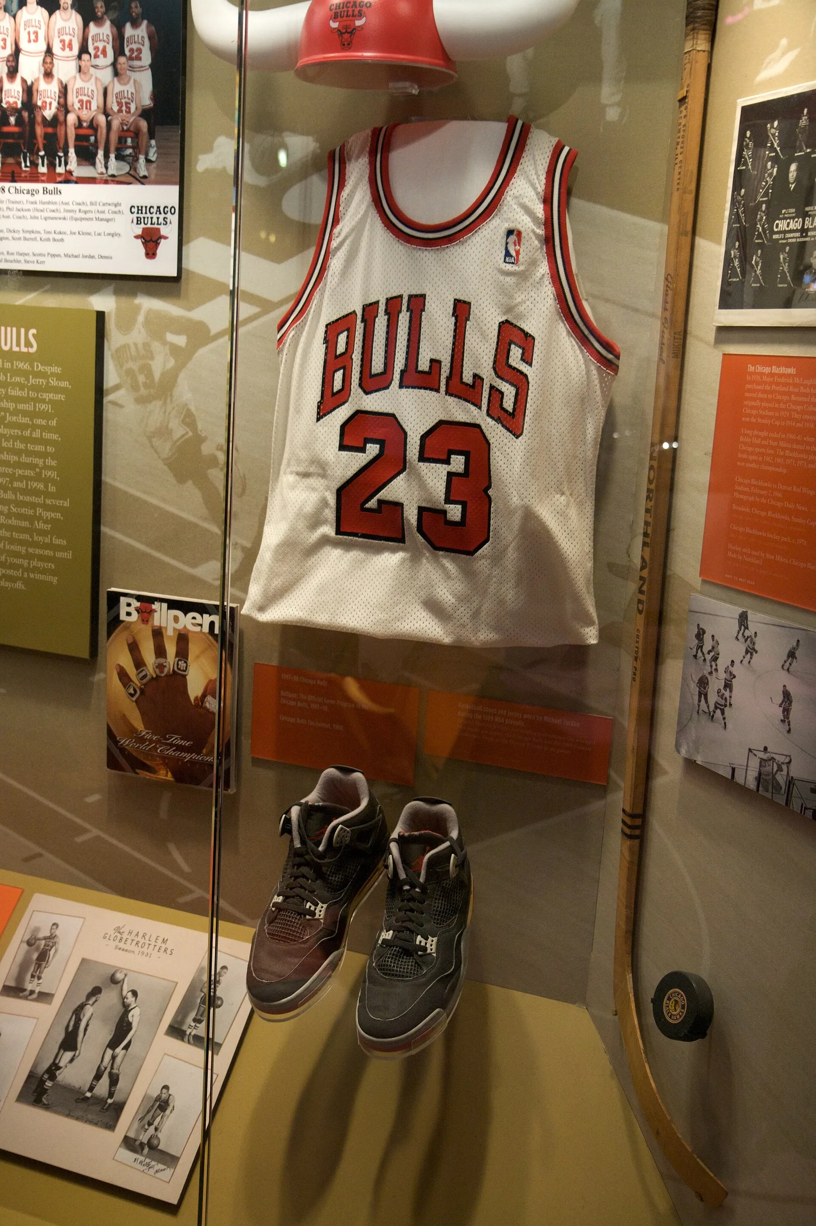 เสื้อแข่ง Chicago Bulls สีขาวหมายเลข 23 และรองเท้าบาสเกตบอลของ Michael Jordan ในตู้จัดแสดงที่ Chicago History Museum