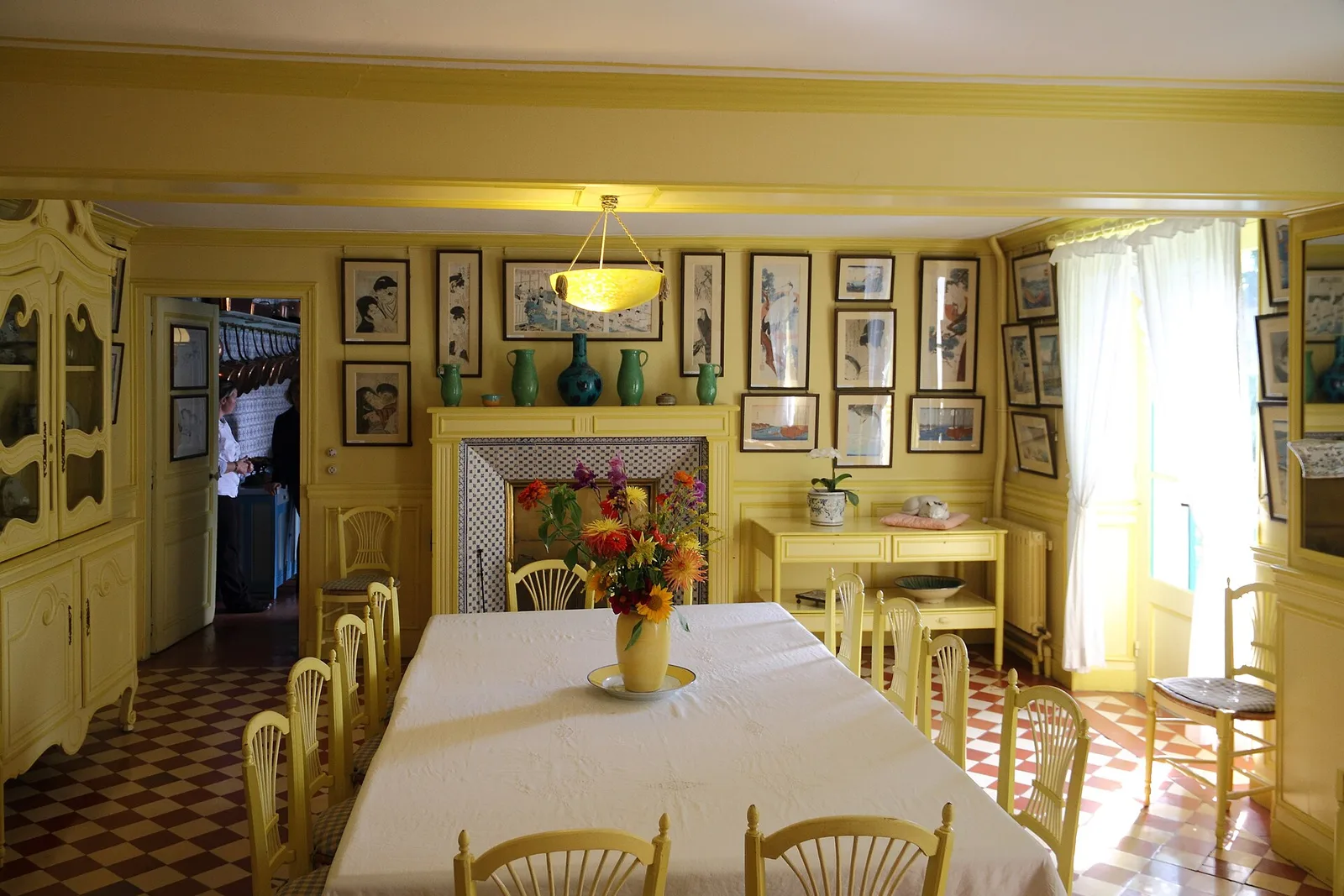 ห้องอาหารสีเหลืองที่แขวนภาพพิมพ์ญี่ปุ่นภายในบ้านของ Claude Monet ที่จิแวร์นี ภาพถ่ายเดือนสิงหาคม 2017