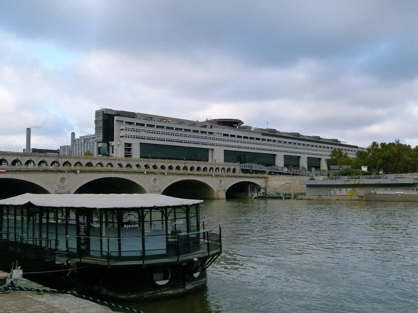 อาคาร Colbert ของกระทรวงเศรษฐกิจและการคลังฝรั่งเศสกับสะพาน Pont de Bercy ริมแม่น้ำแซน กรุงปารีส หน่วยงานที่ดูแลการคลังของฝรั่งเศสในวันที่ Moody's คงอันดับเครดิตฝรั่งเศส Aa3