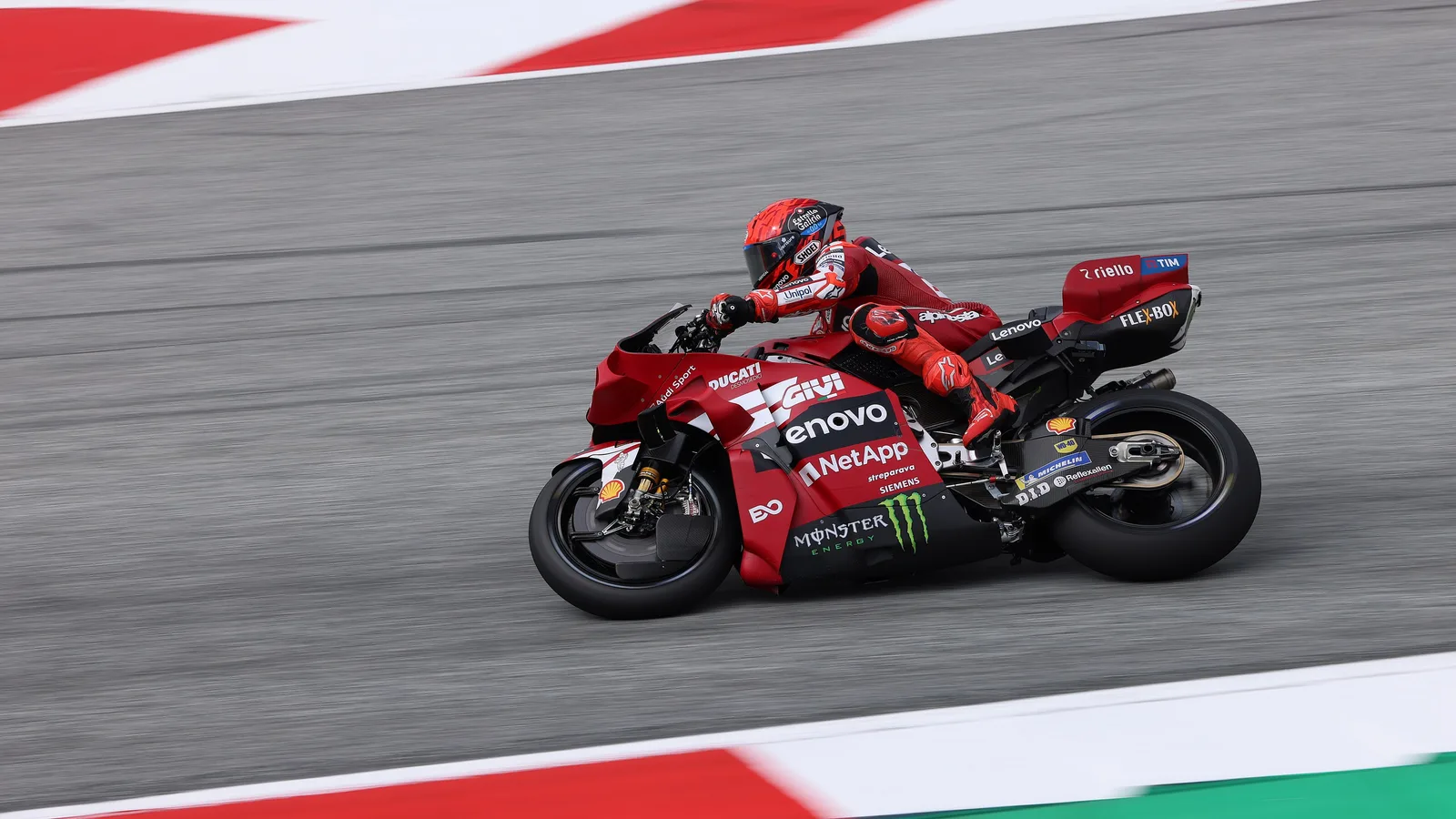 Marc Márquez หมายเลข 93 ขี่รถ Ducati สีแดงของ Ducati Lenovo Team ในรายการ MotoGP ออสเตรีย 2026
