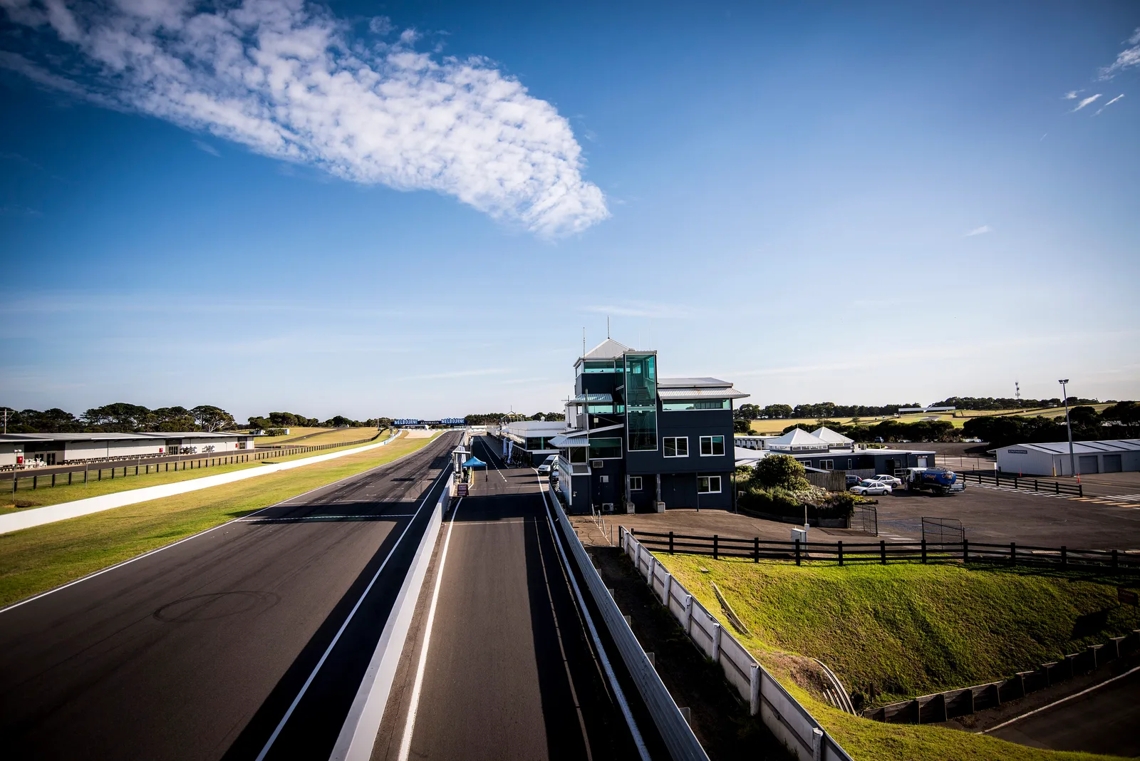 ทางตรง Gardner Straight และอาคารควบคุมข้างพิตเลนของสนาม Phillip Island Grand Prix Circuit ประเทศออสเตรเลีย ปี 2015